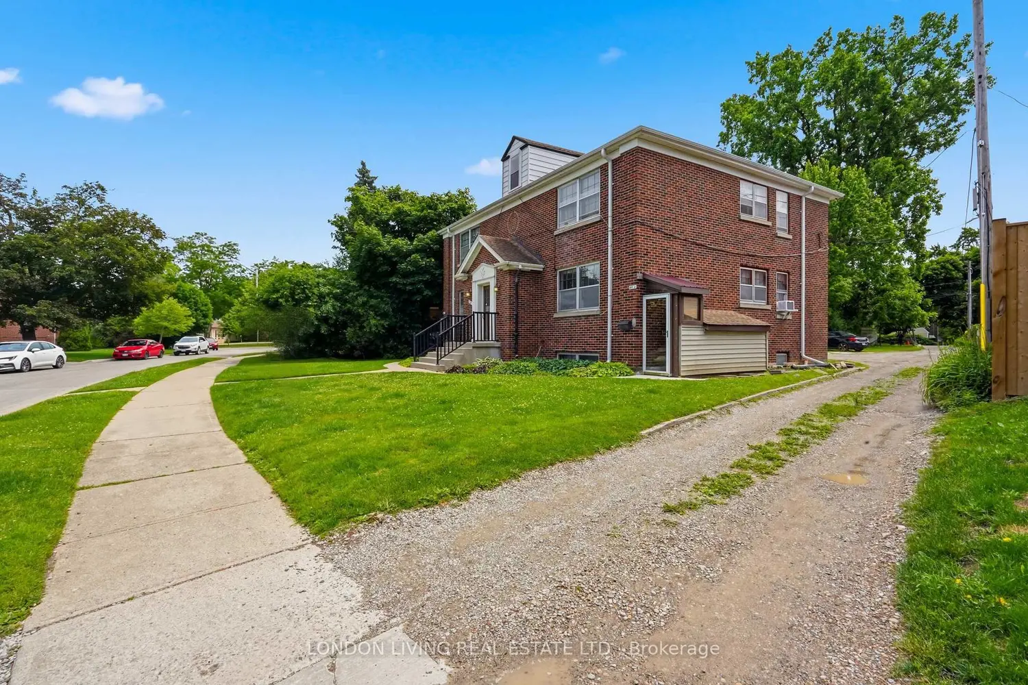 107 Windsor Crescent photo 3