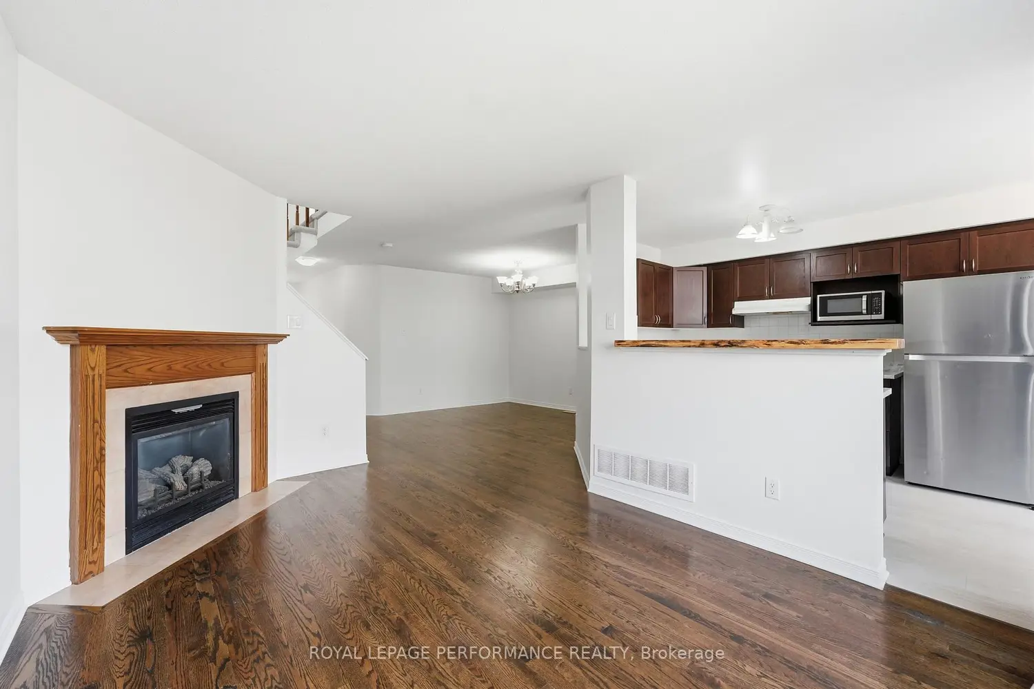 277 Rolling Meadow Crescent photo 5