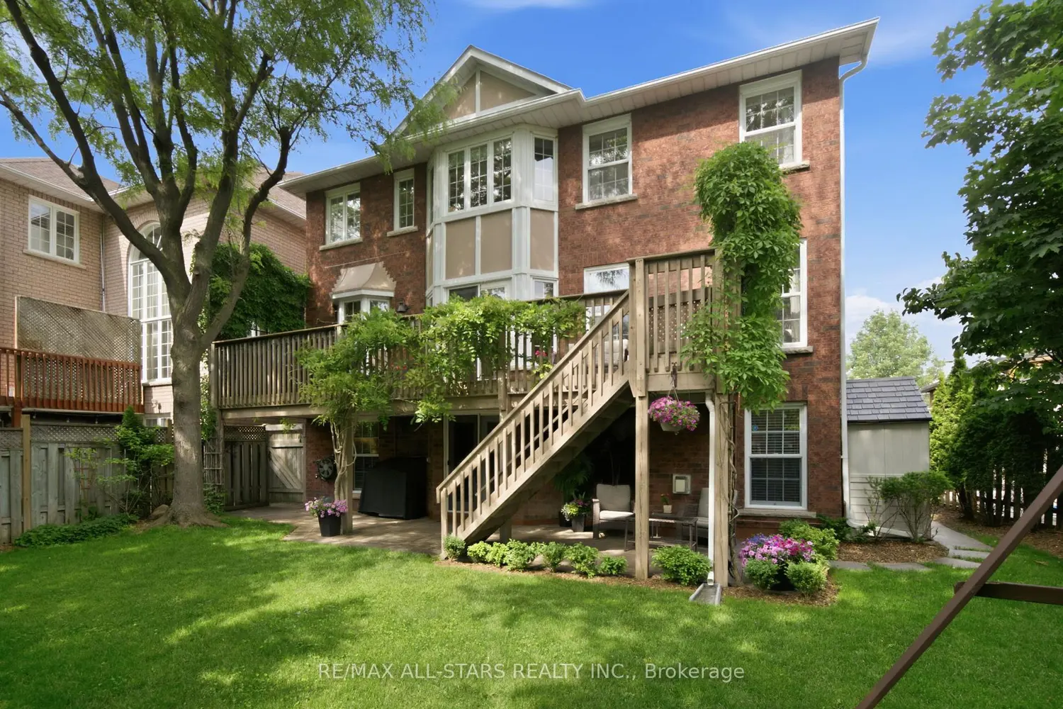 4 Dennis Drive photo 2