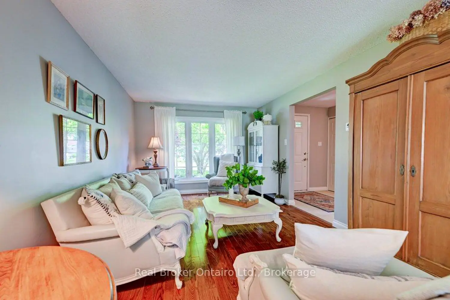 469 Westvale Drive photo 4