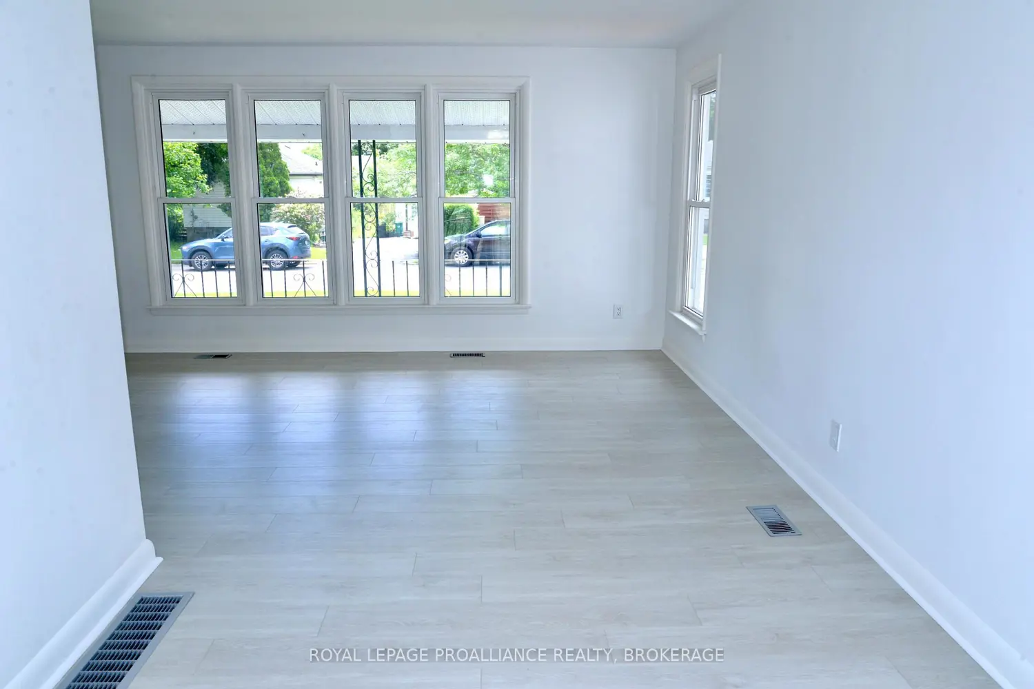 775 Alfred Crescent photo 4