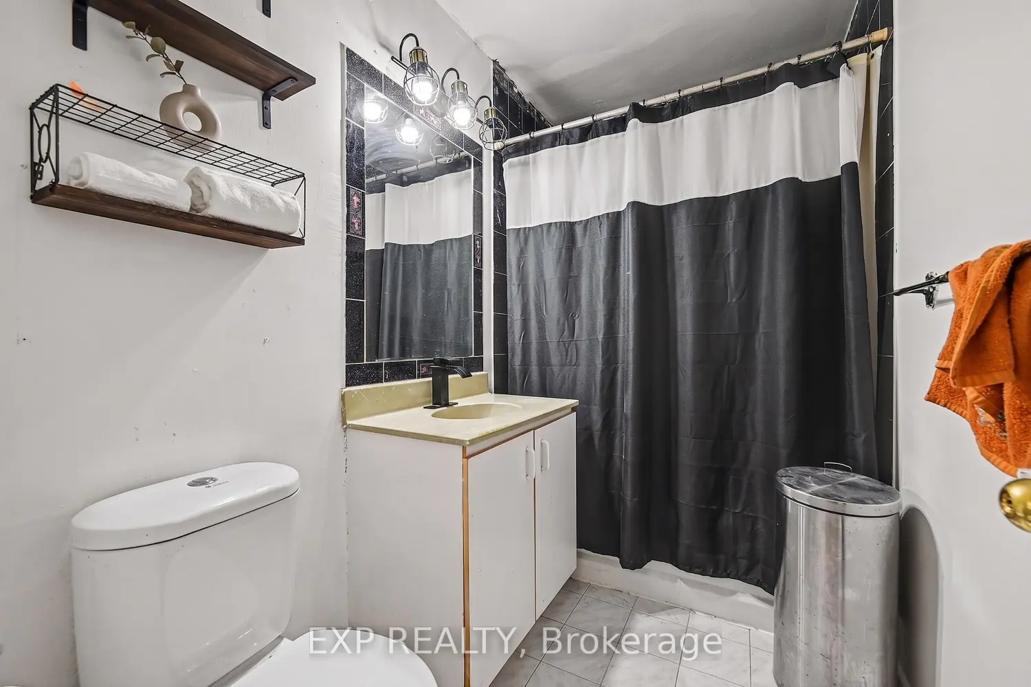 685 Crystal Street photo 4