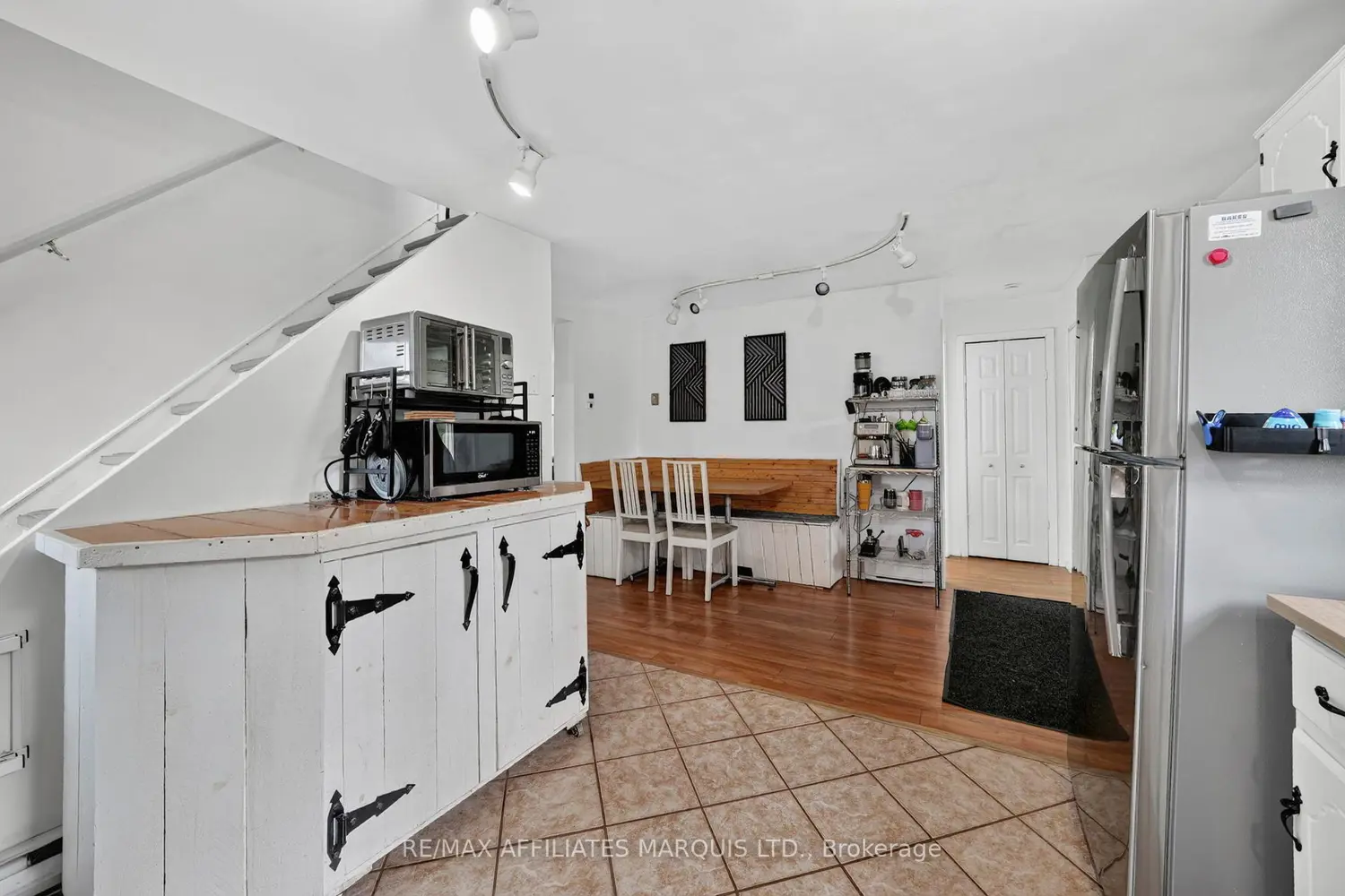 928 Pacific Lane photo 4