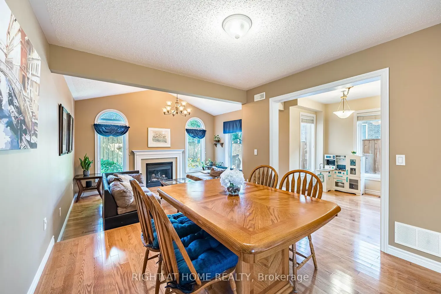 1352 Wadebridge Crescent photo 3
