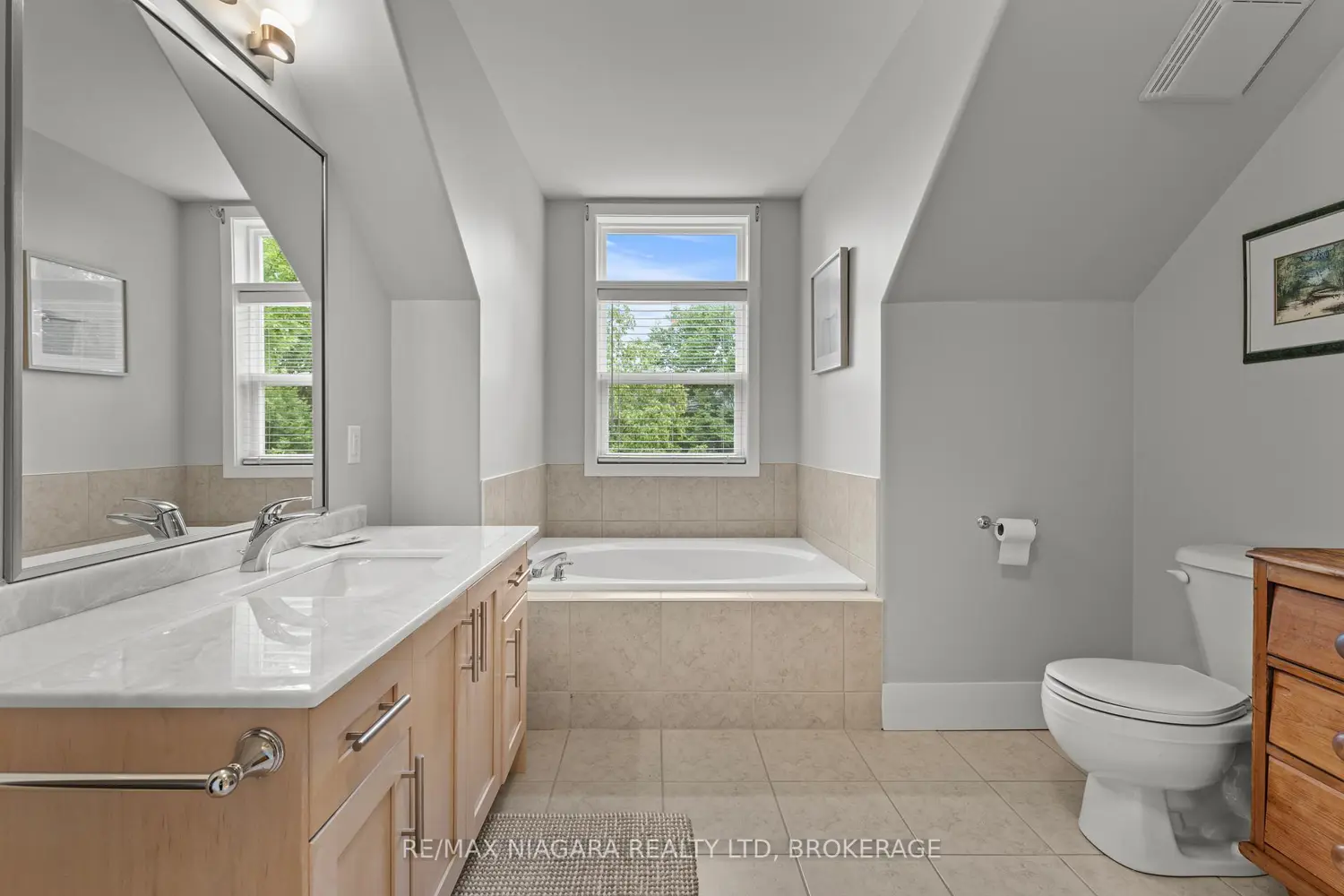 481 Victoria Street 3 photo 4