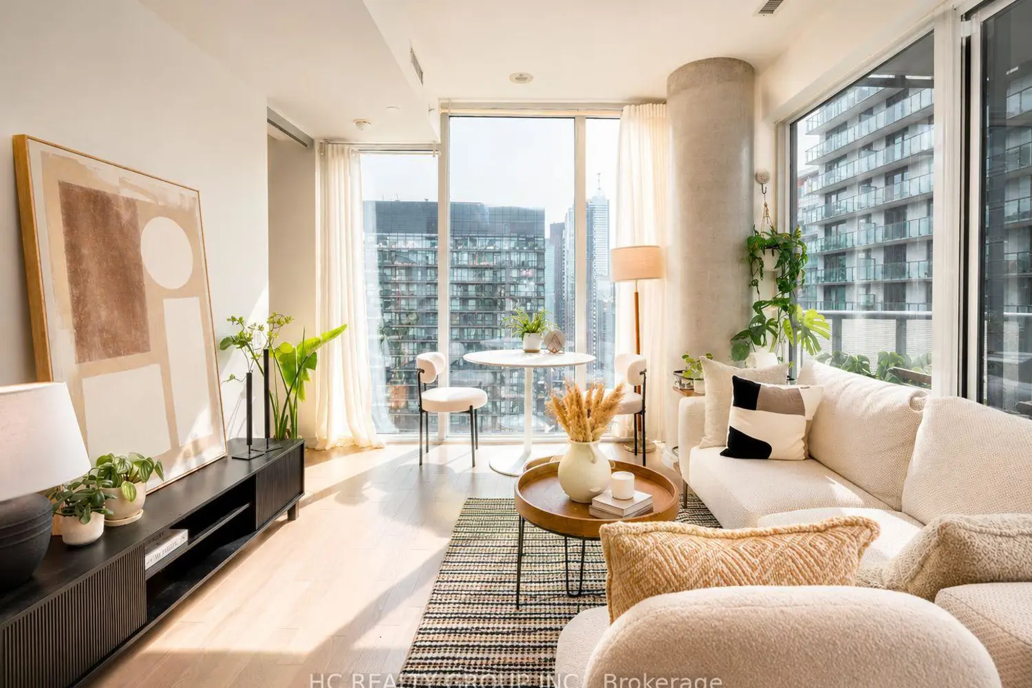 101 Peter Street 3906 photo 3