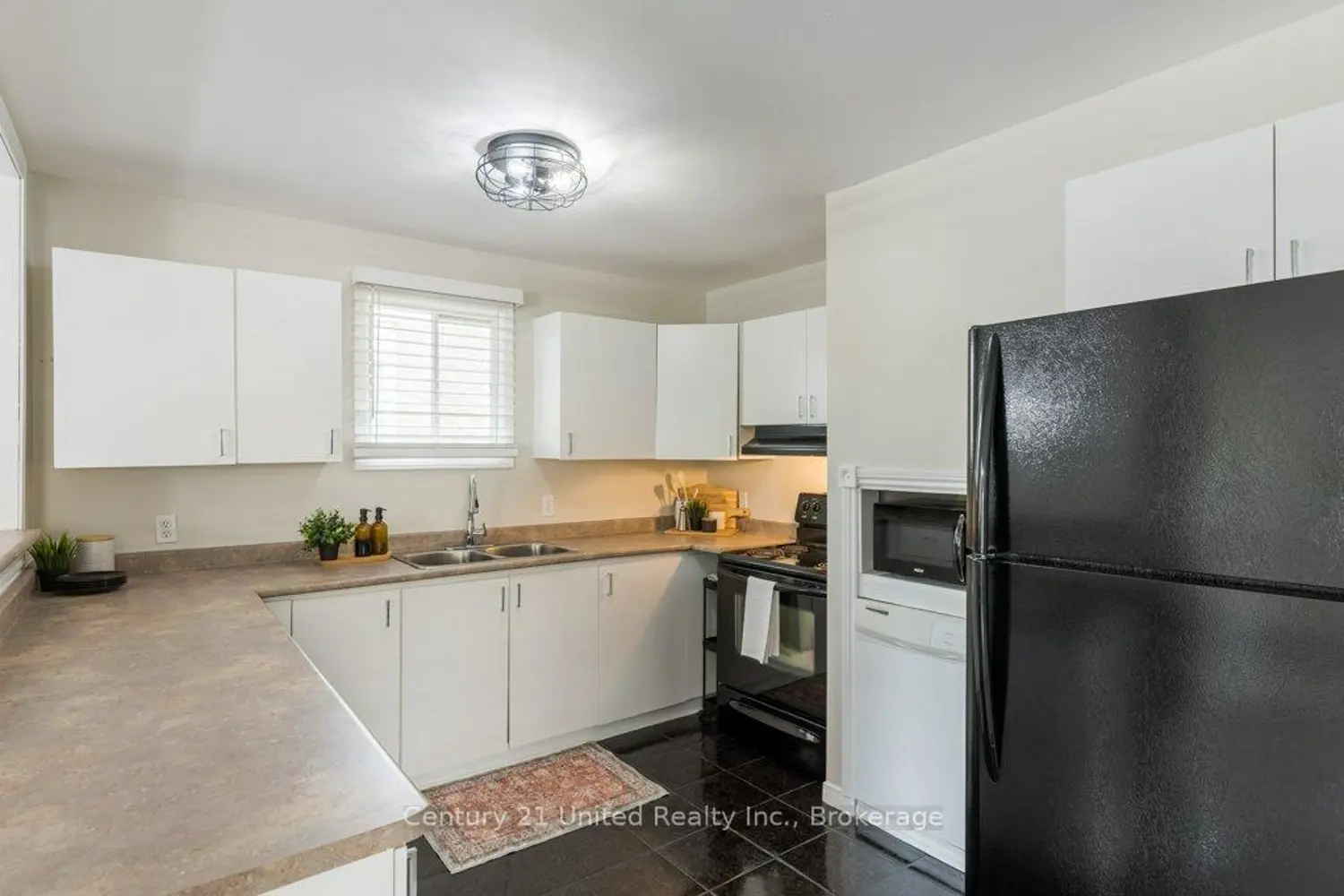 787 Mountain Ash Road photo 4
