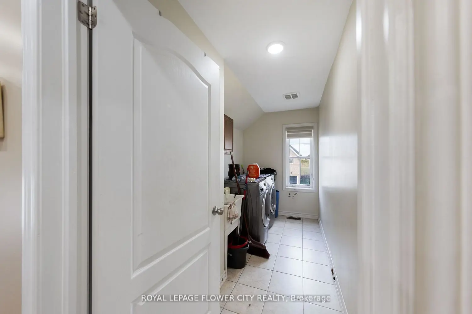 889 O' Reilly Crescent photo 4