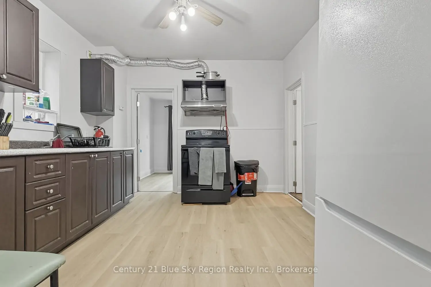 923 Fraser Street photo 3