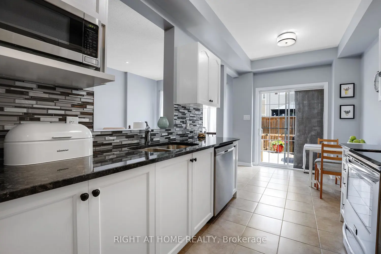 577 Ashbourne Crescent photo 5