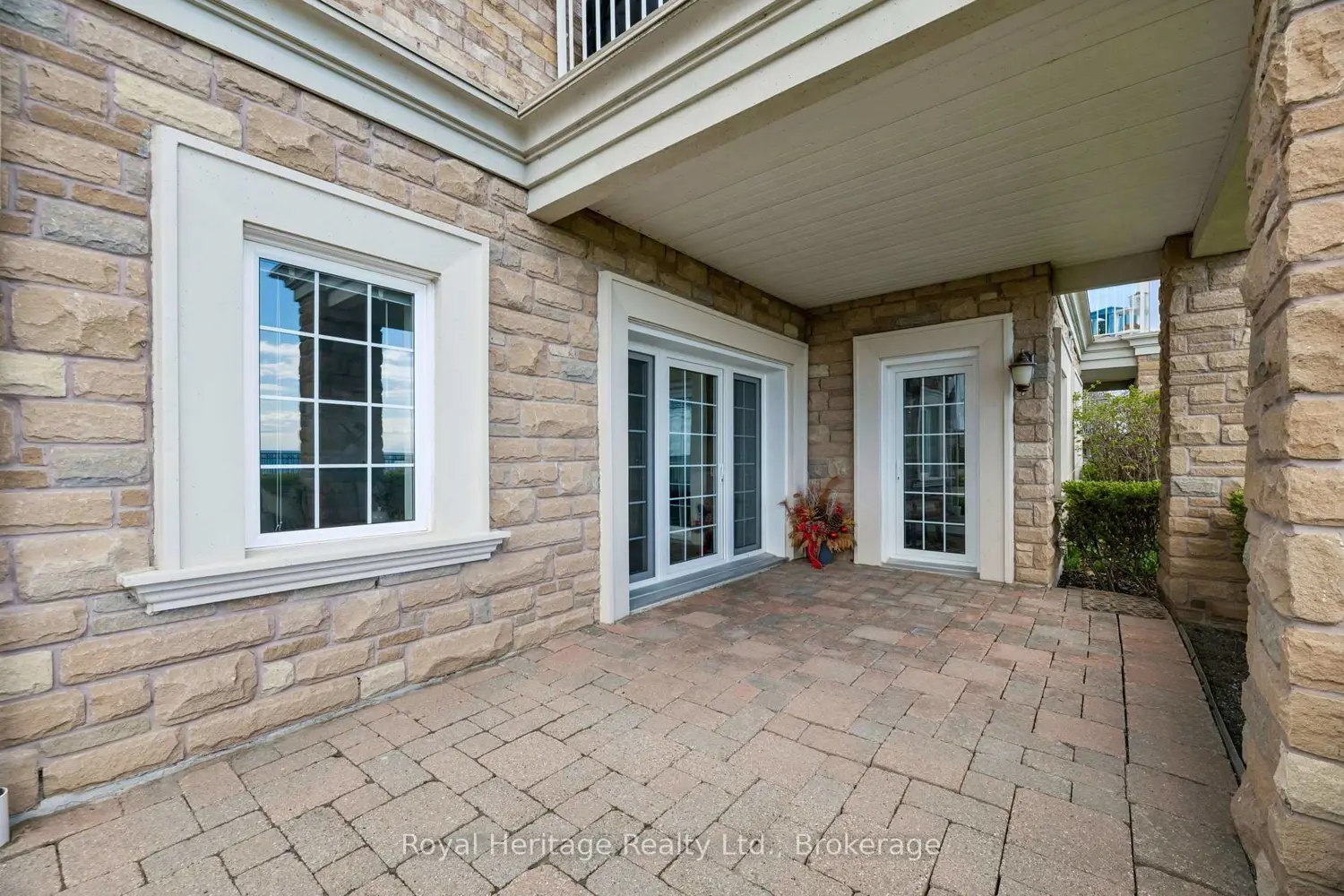 385 Lakebreeze Drive 101