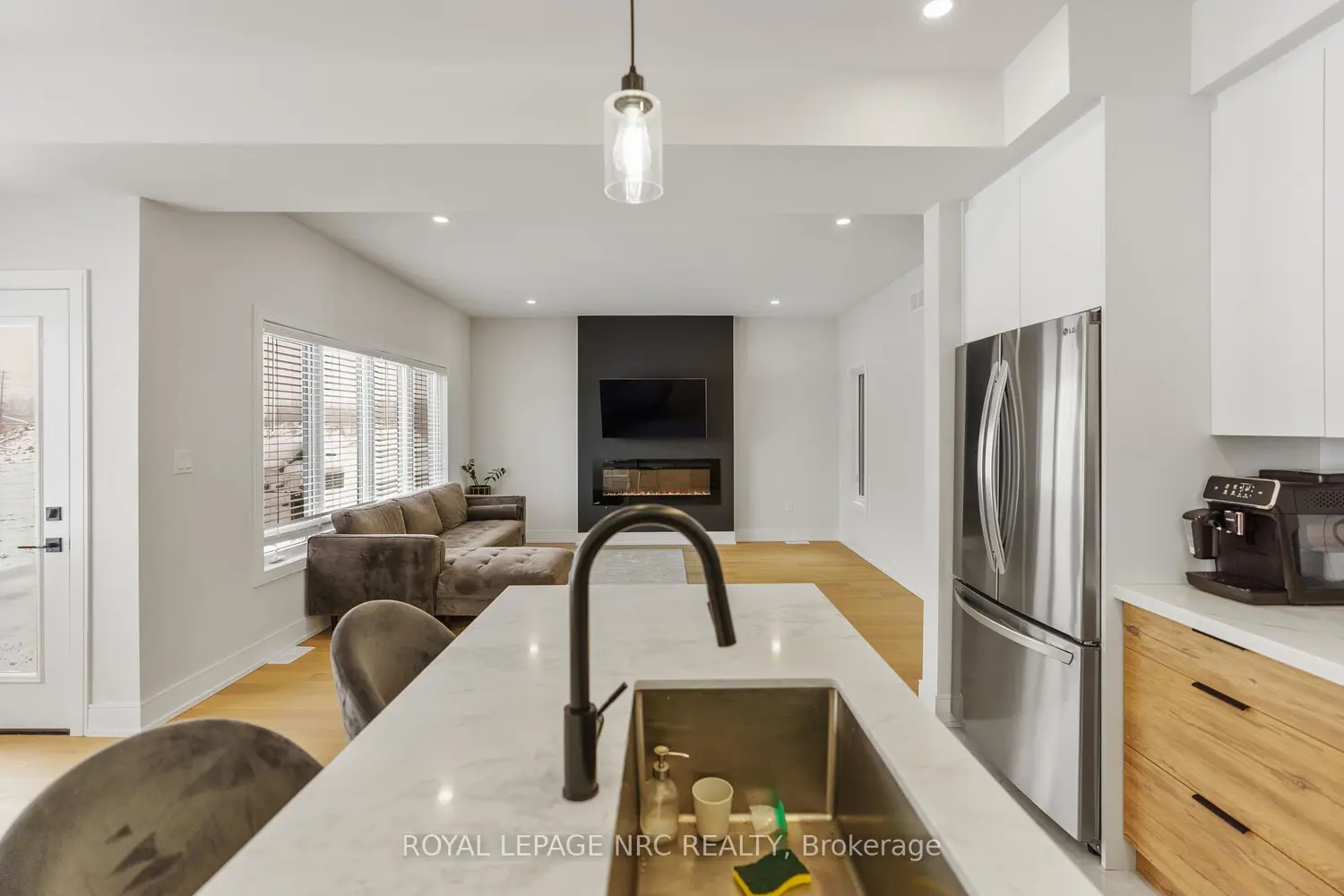 7386 Splendour Drive photo 4