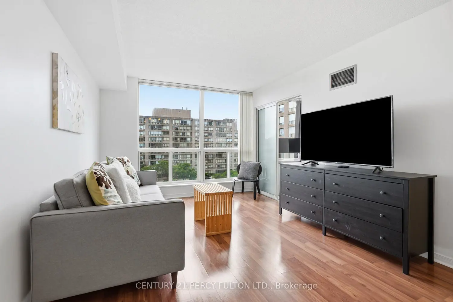 309 Major Mackenzie Avenue photo 4