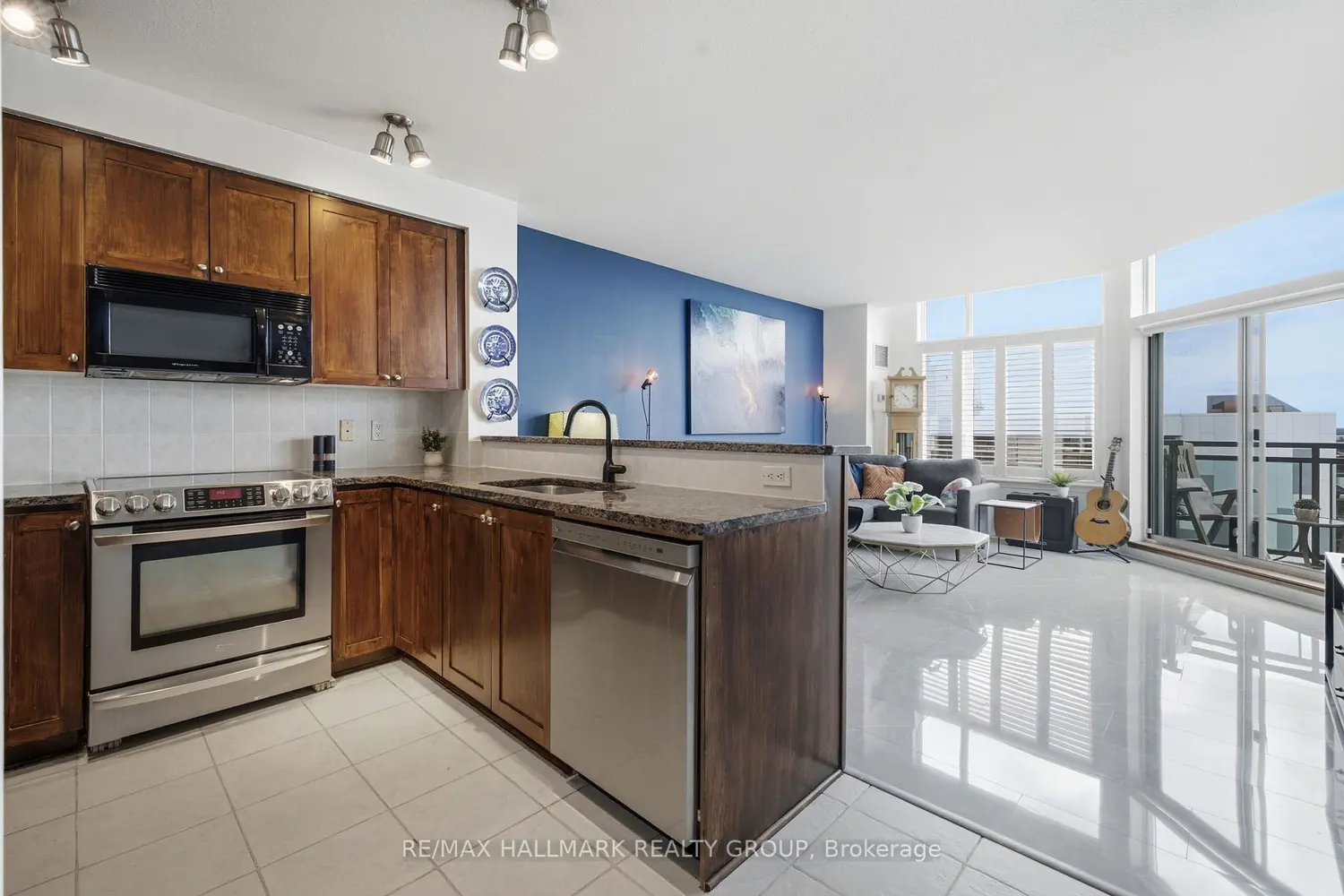 570 Laurier Avenue 2301 photo 3