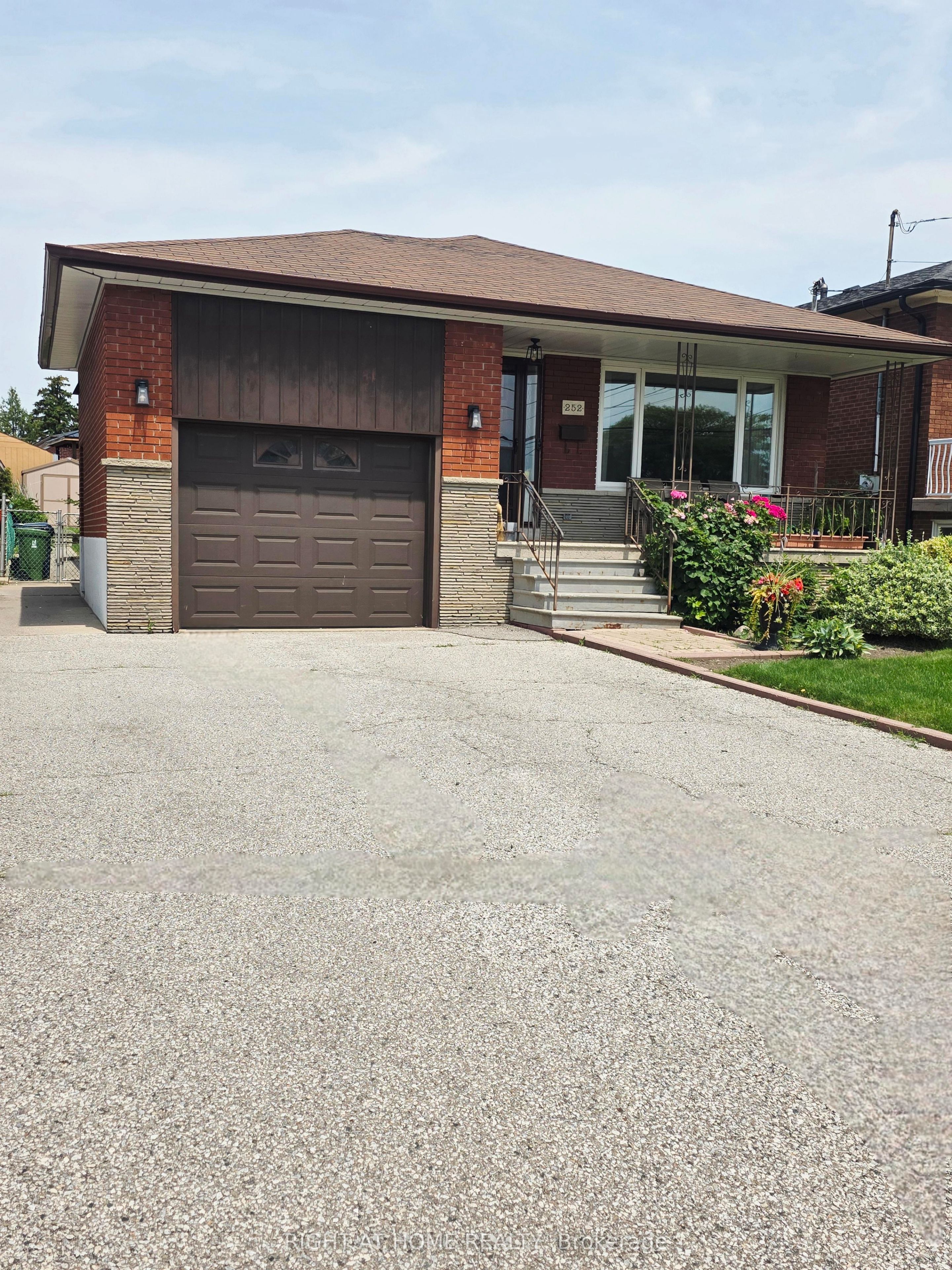 Lower-252 Maple Leaf Drive, Toronto, ON, M6L 1P1 photo 2