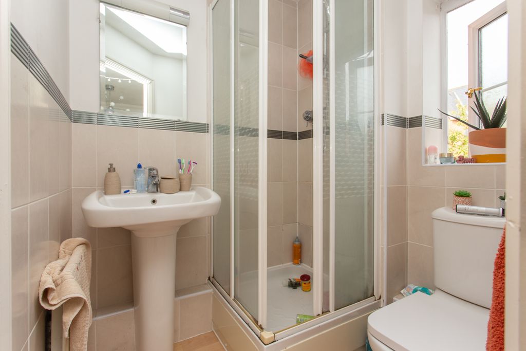 2 bed flat for saleSullivan Close, Canterbury, Kent CT1 photo 5