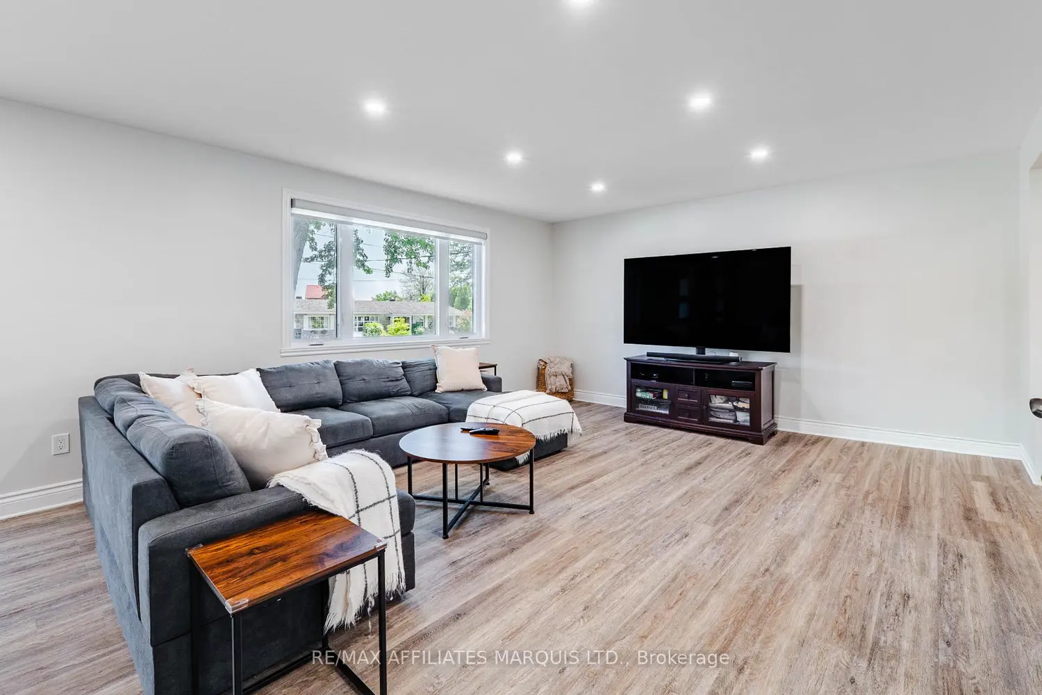 1605 Queen Street photo 2