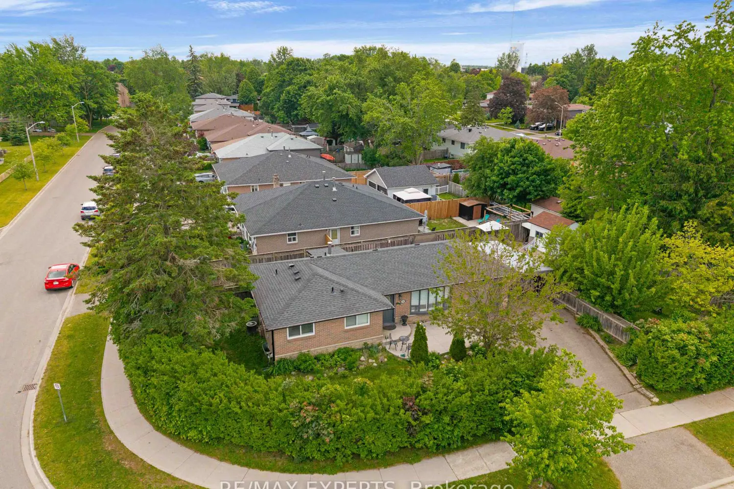 35 Lawrence Avenue photo 2