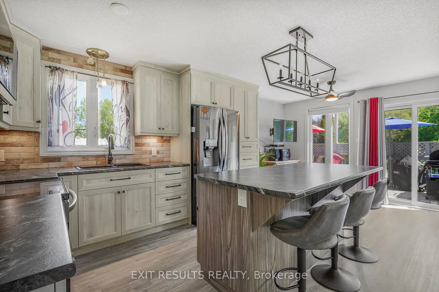 8 Beaver Lane photo 4