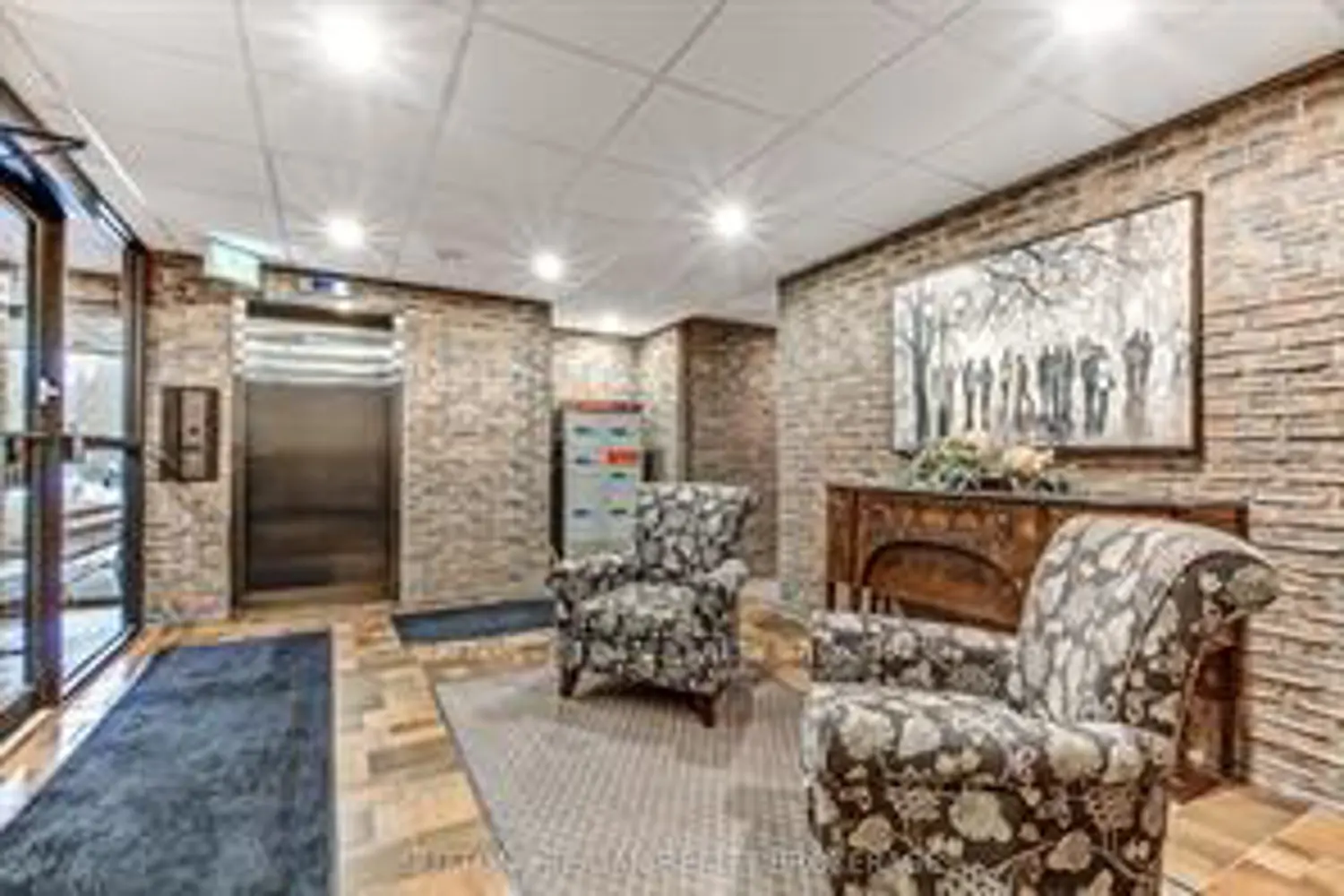 300 Everglade Crescent 214 photo 2