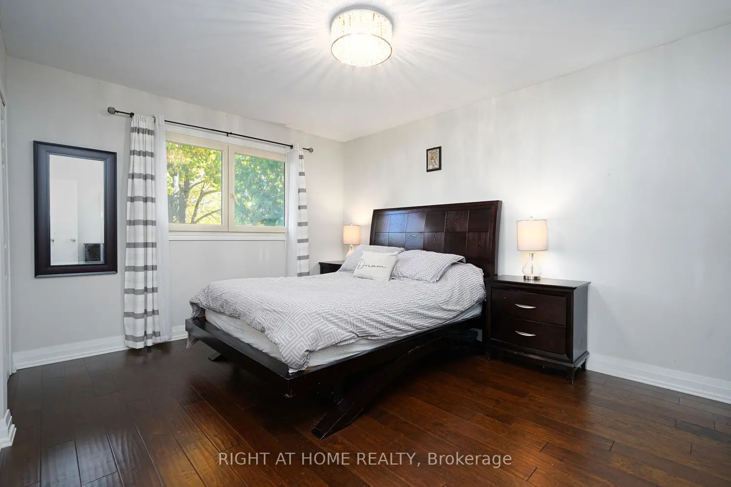 220 Overton Place photo 5
