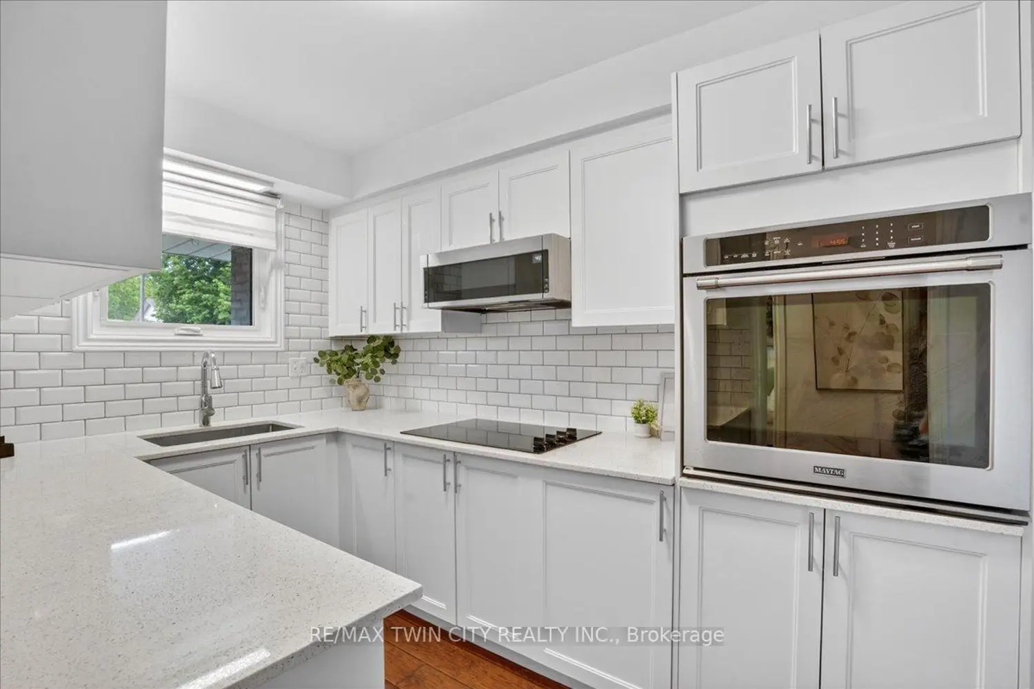 131 Carlyle Drive photo 4