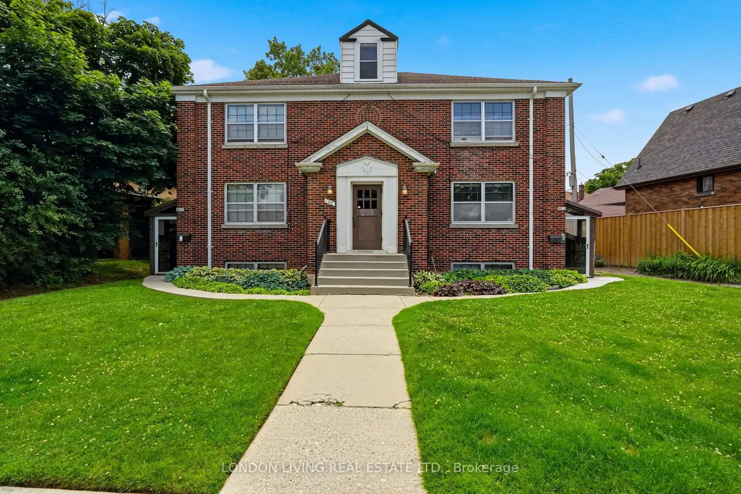 107 Windsor Crescent photo 2