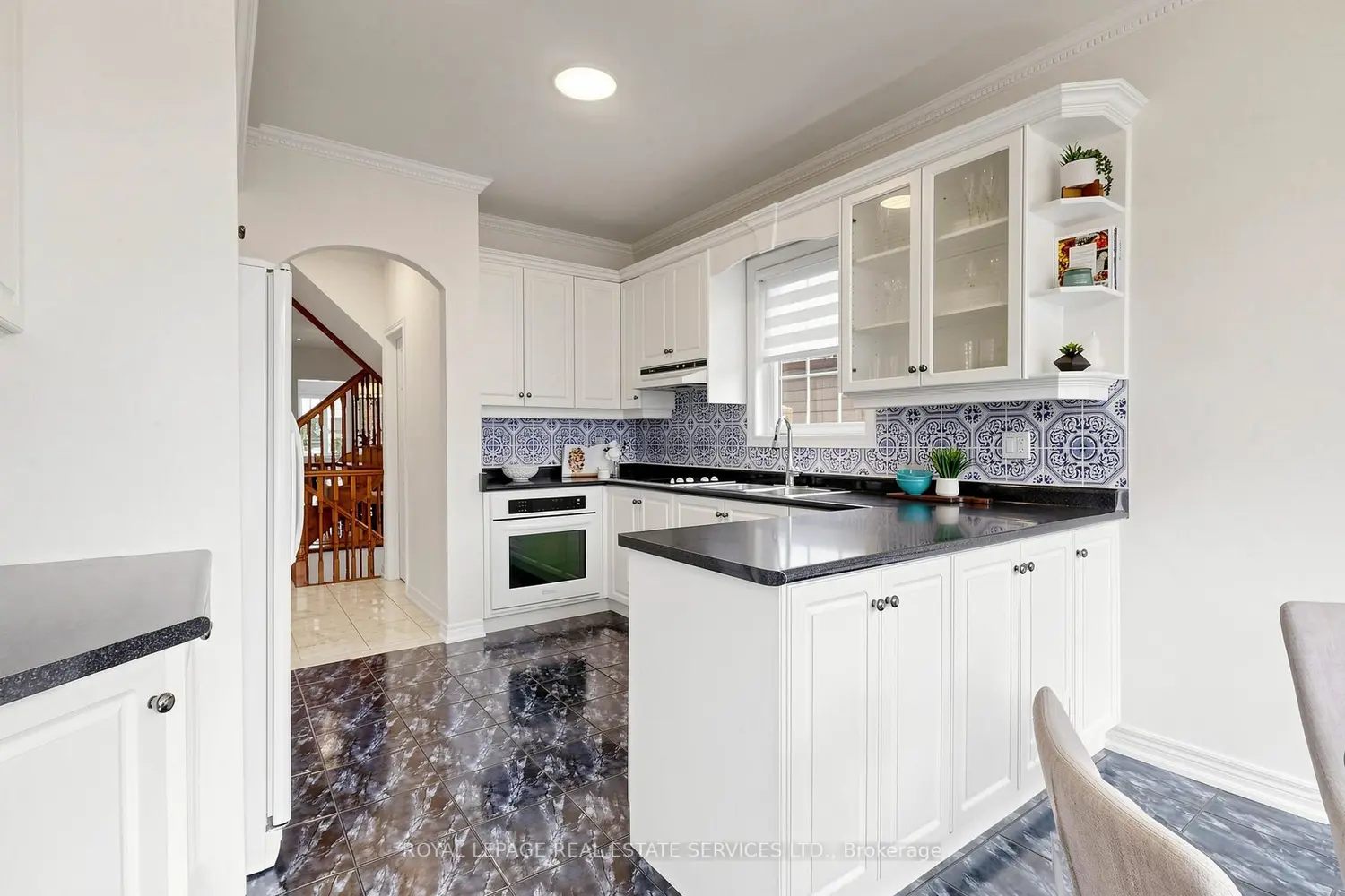 256 Earlscourt Avenue photo 5