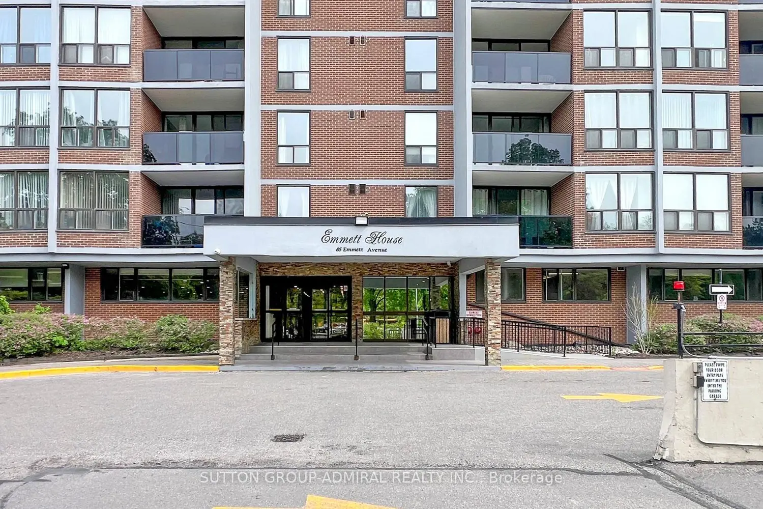 85 Emmett Avenue 2402 photo 2