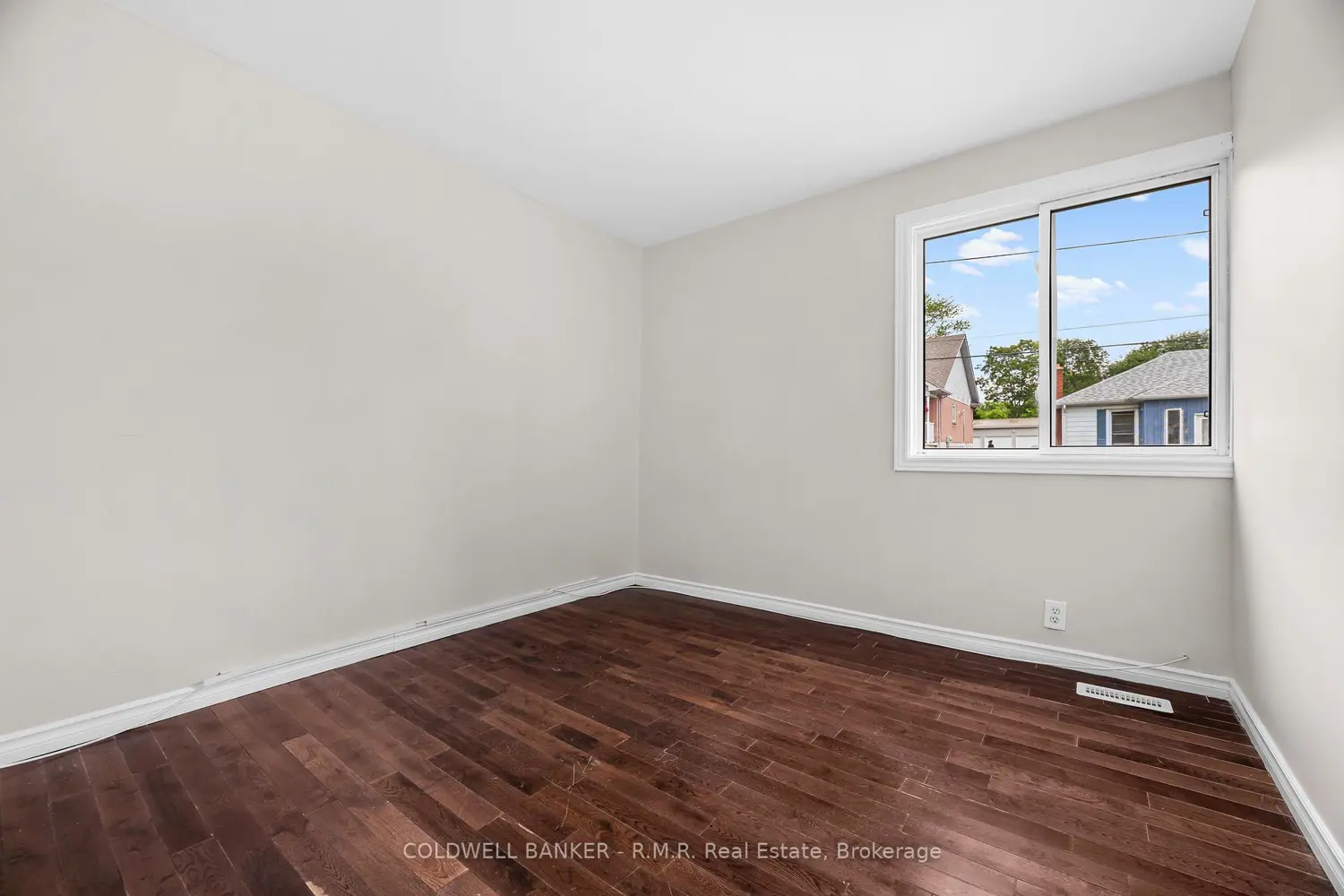 371 John Street photo 3