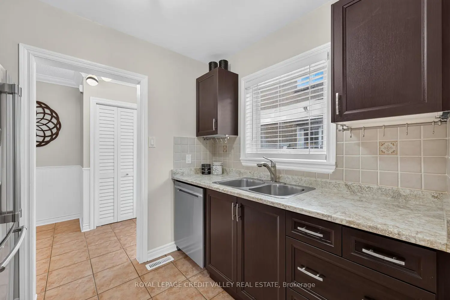 184 Town House Crescent 184 photo 4