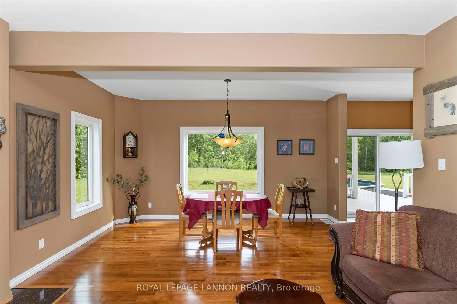 566 Calvert Road photo 3