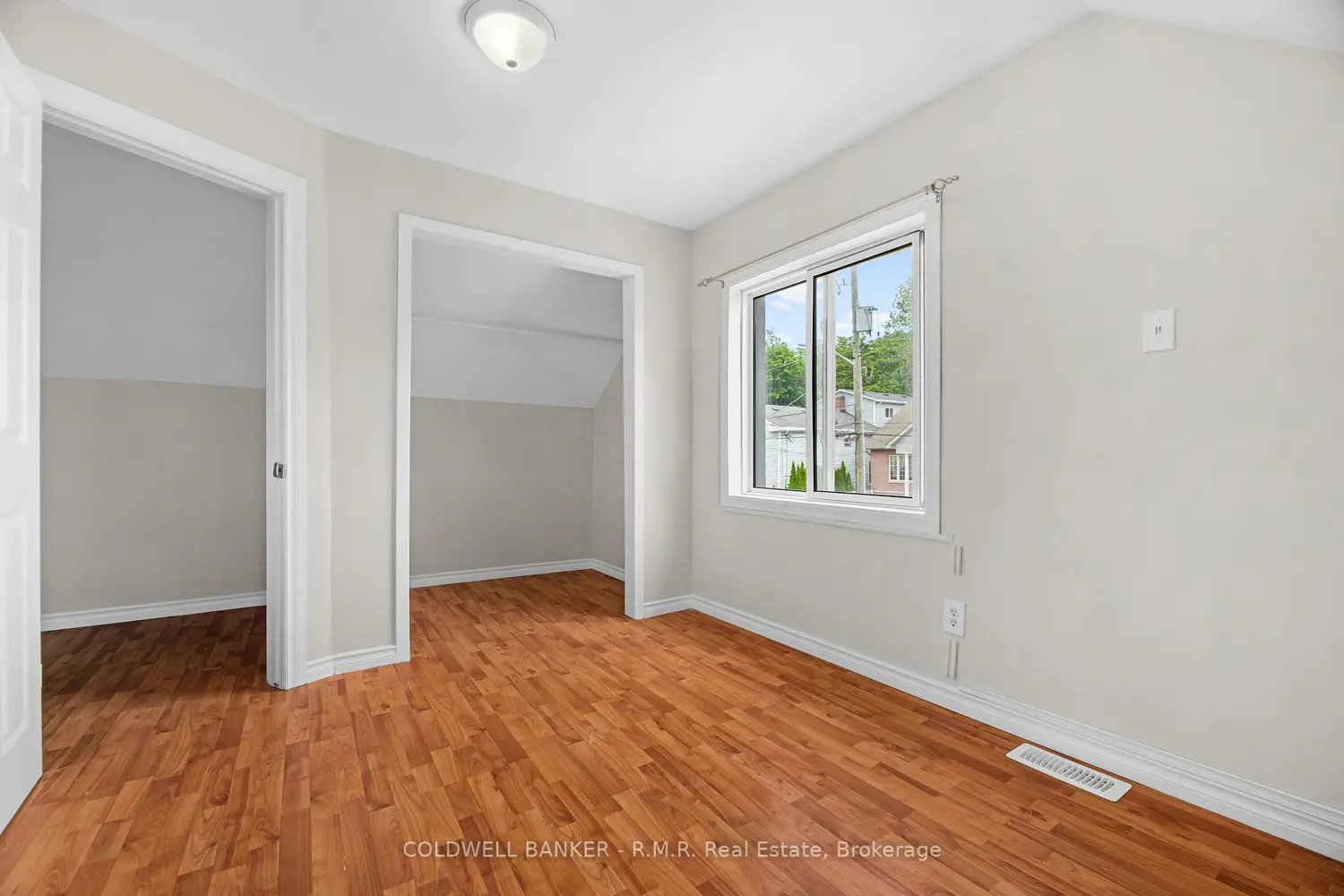 371 John Street photo 4