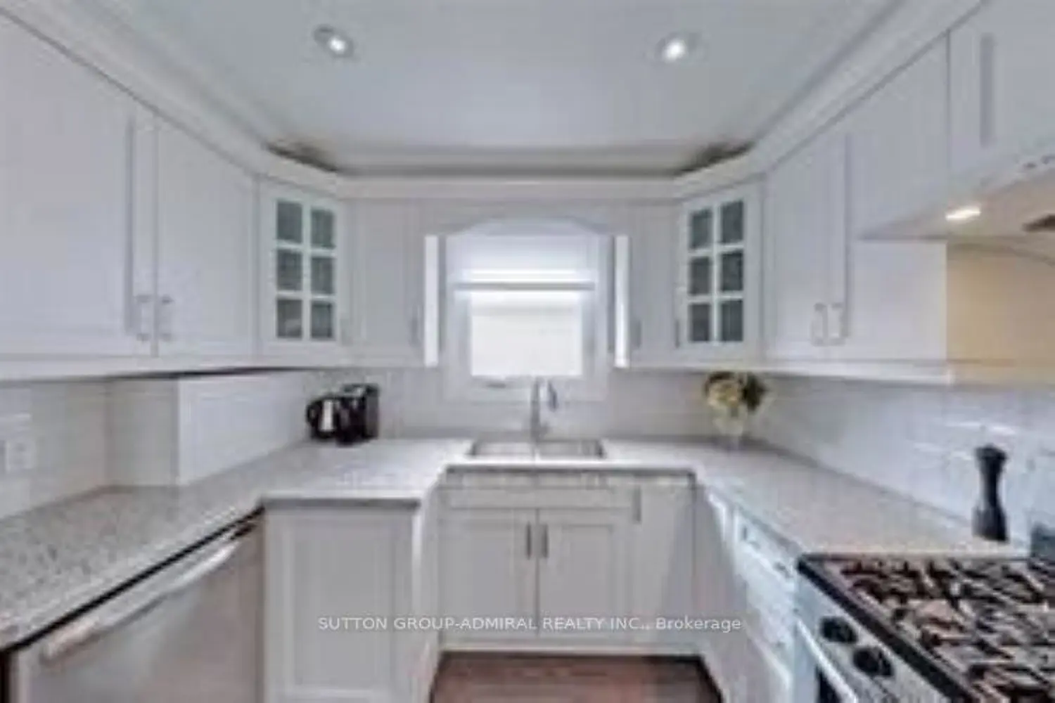 114 Cartier Crescent photo 3
