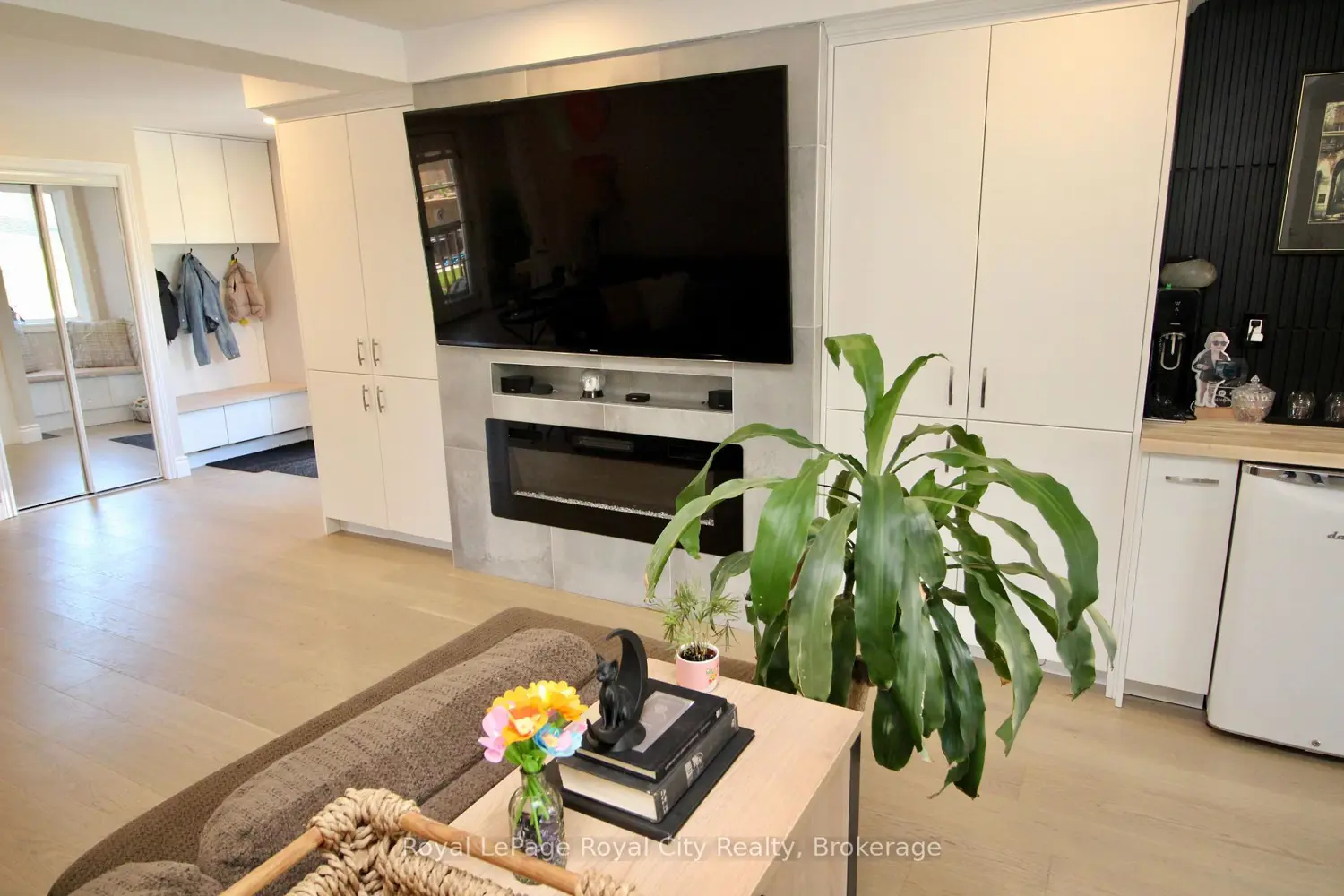 8 Rosewood Avenue photo 2