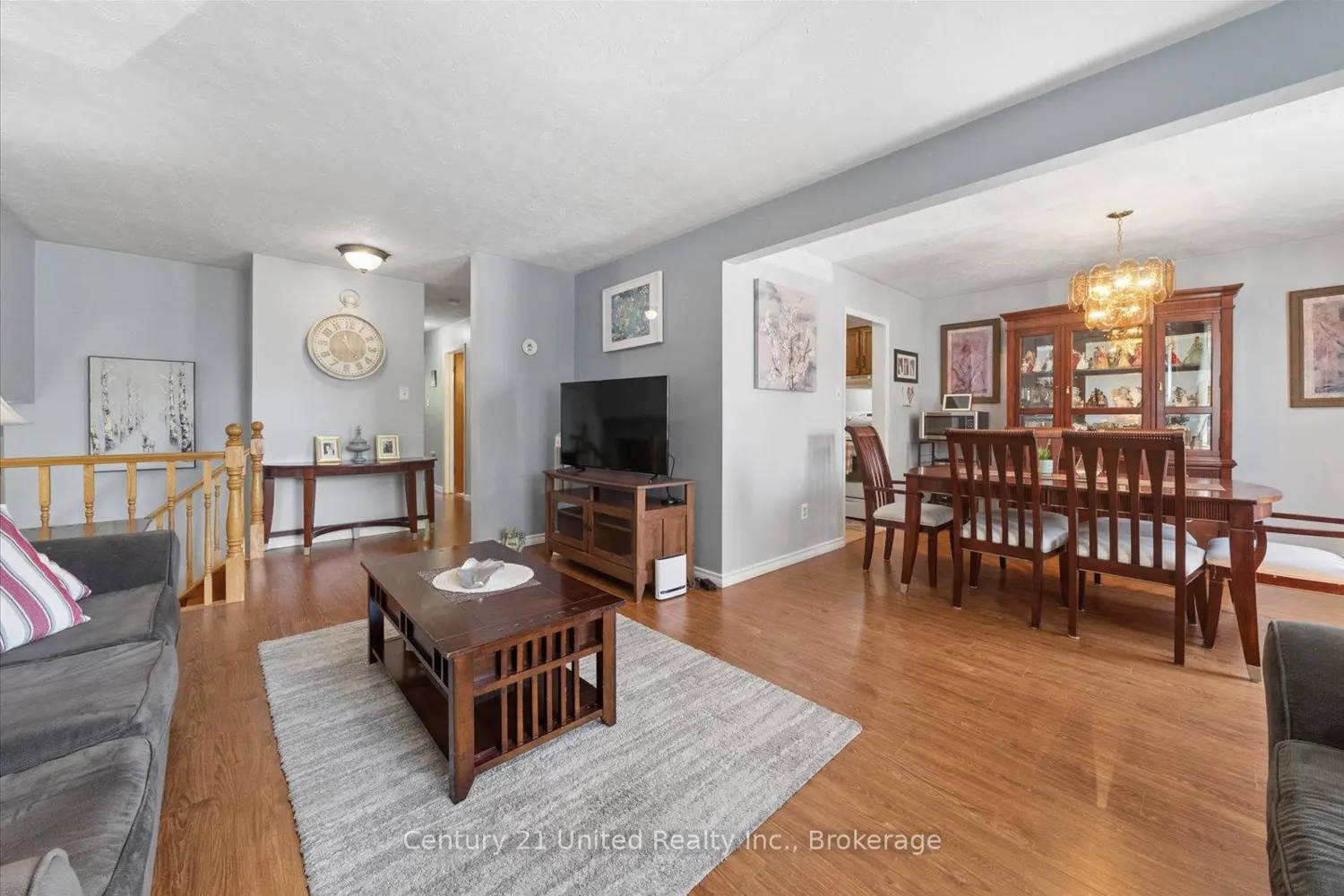 1824 Mapleridge Drive photo 3