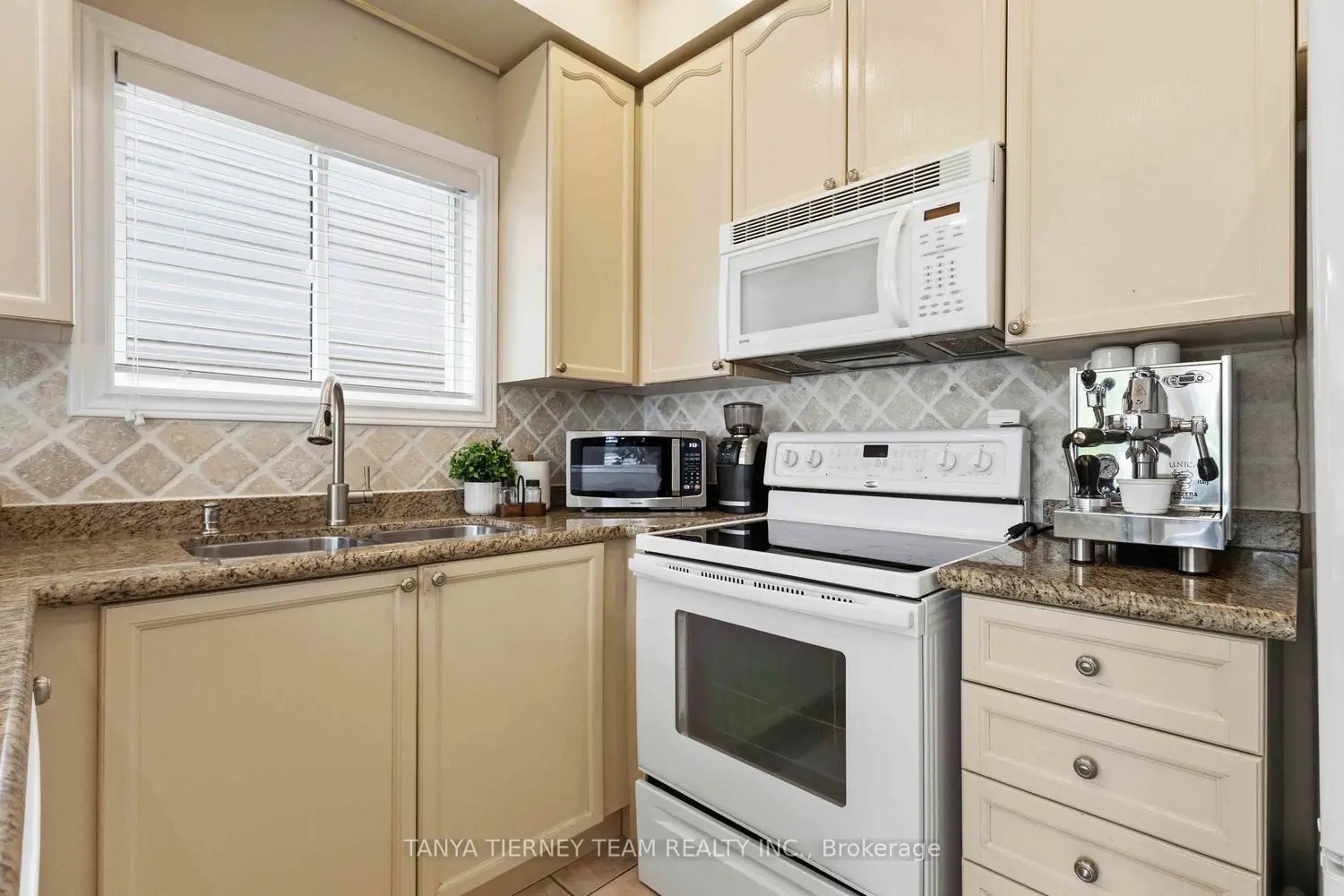 23 Cody Avenue photo 4
