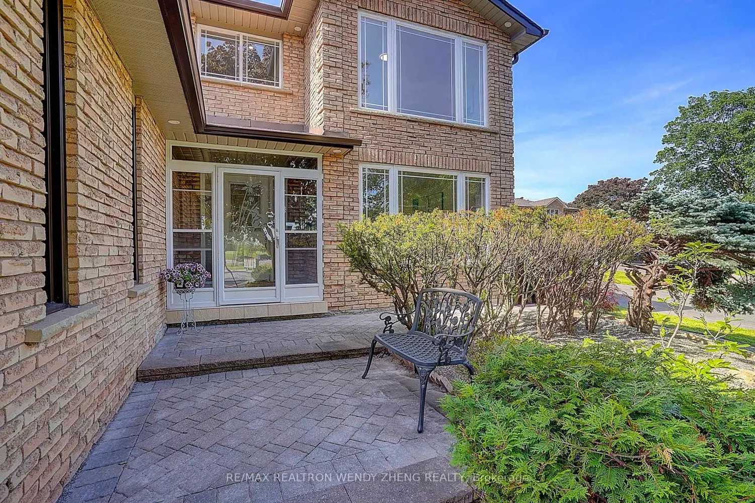 1 Evergreen Crescent photo 2