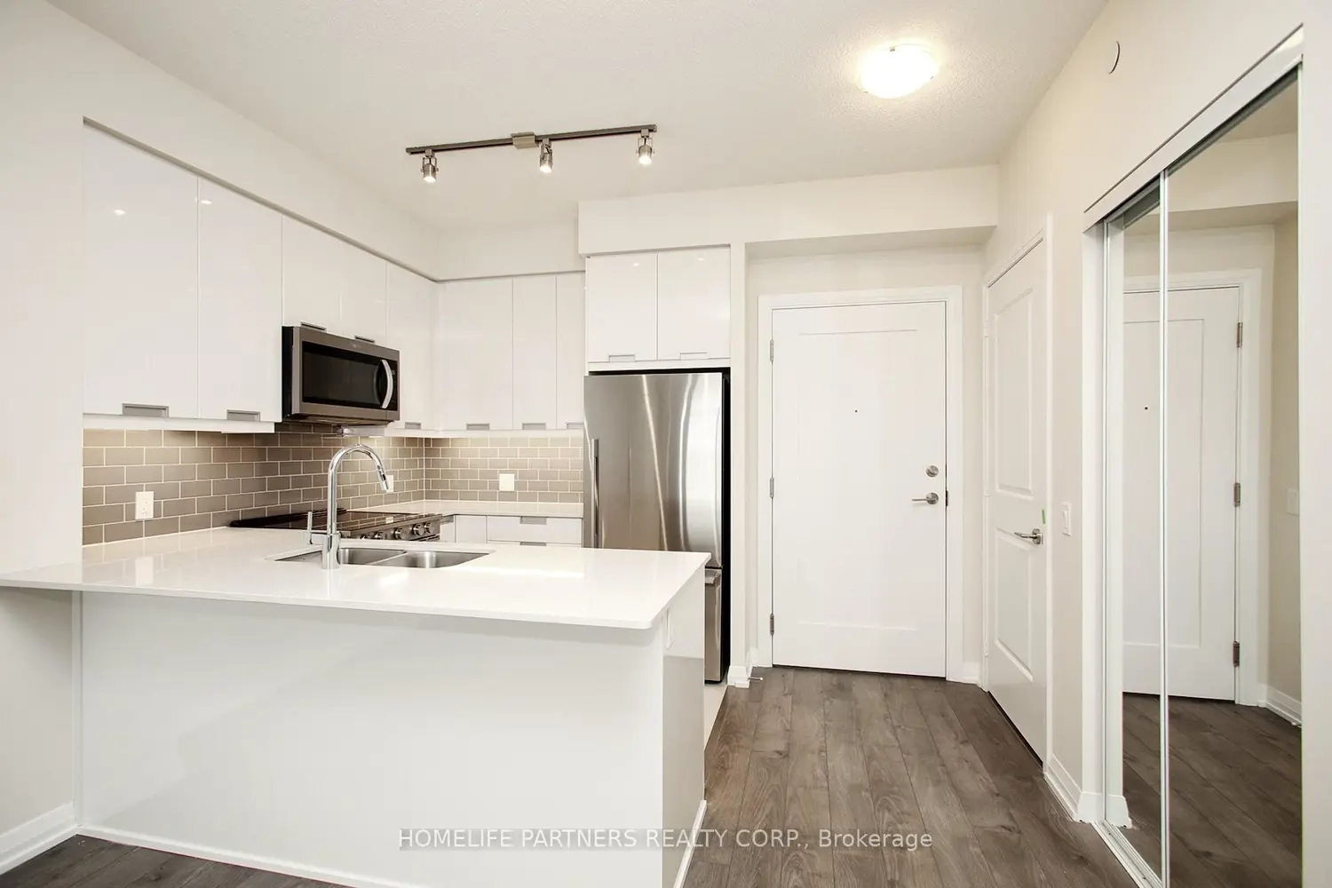 35 Watergarden Drive 720 photo 4