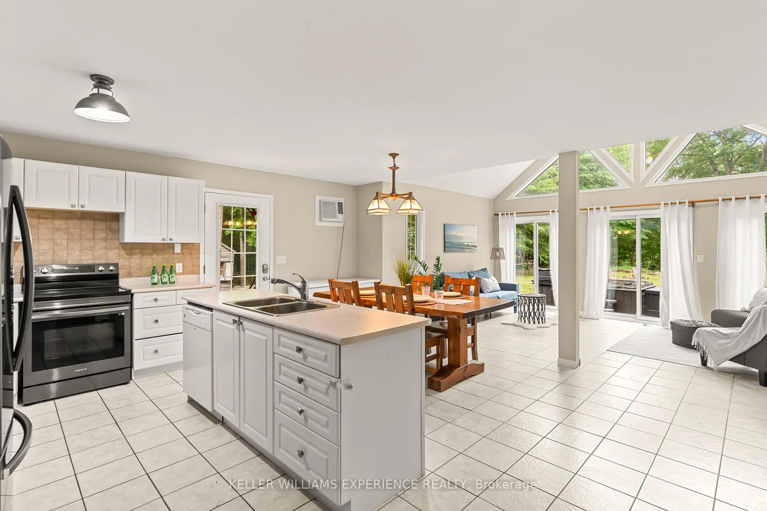 7516 Island Crescent photo 4