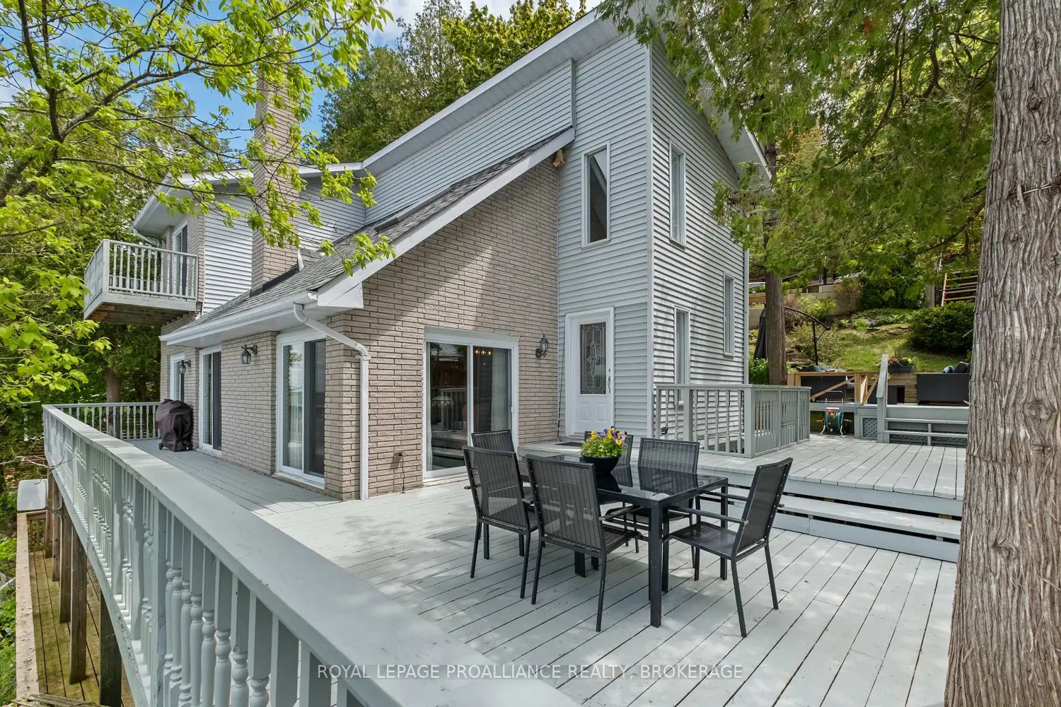 1020 Lark Lane photo 3