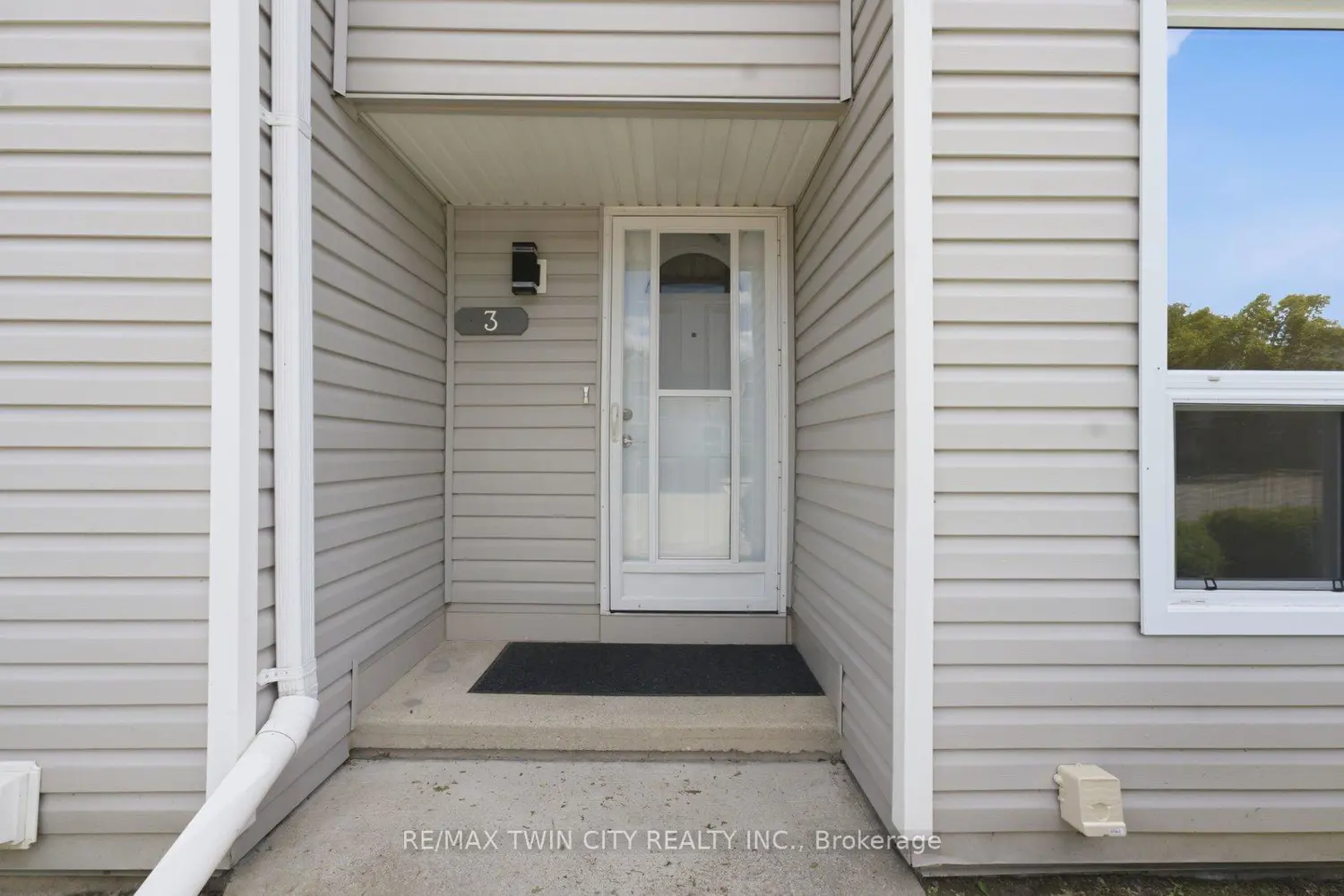 476 Grey Street 3 photo 4
