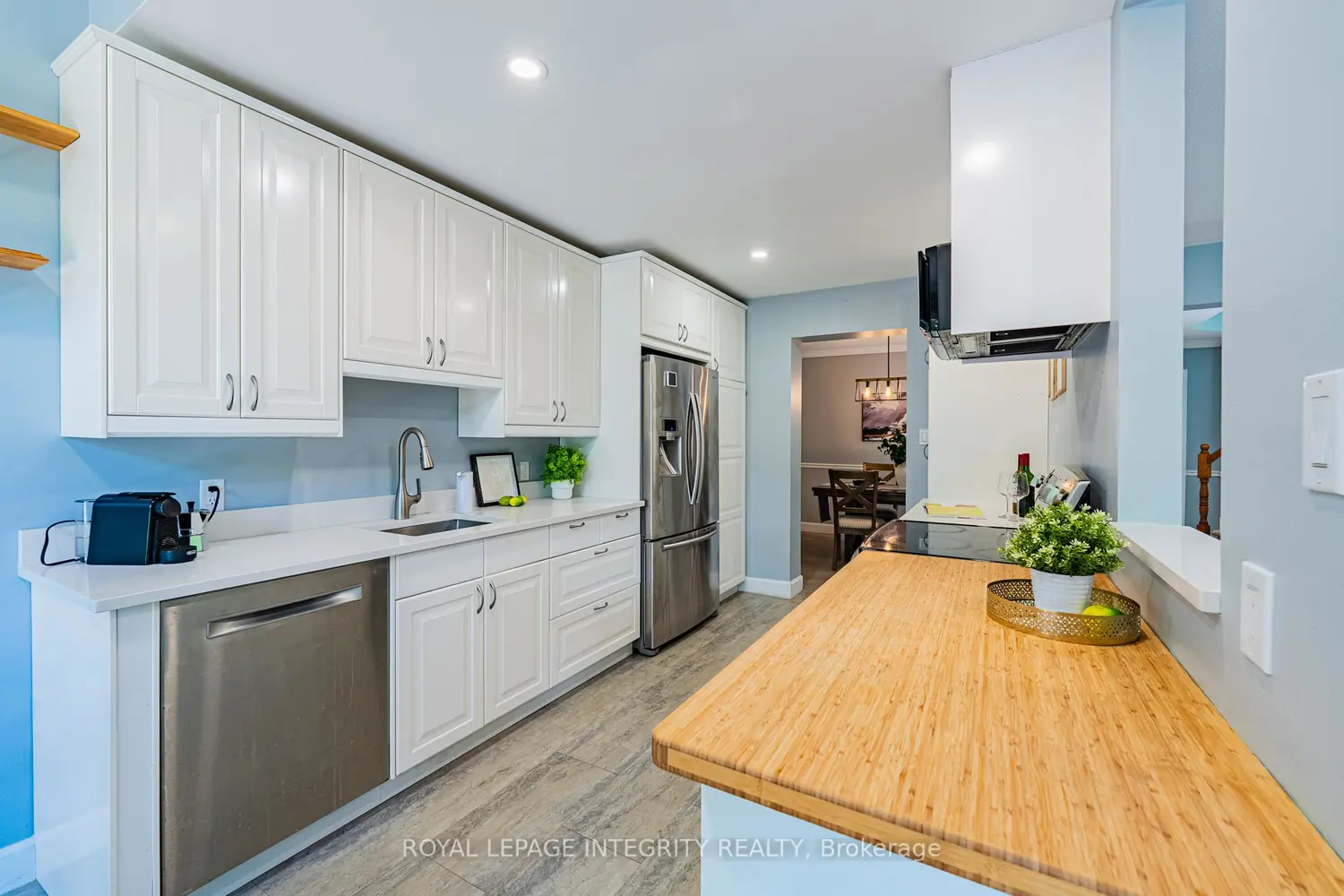 208 Blackdome Crescent photo 2