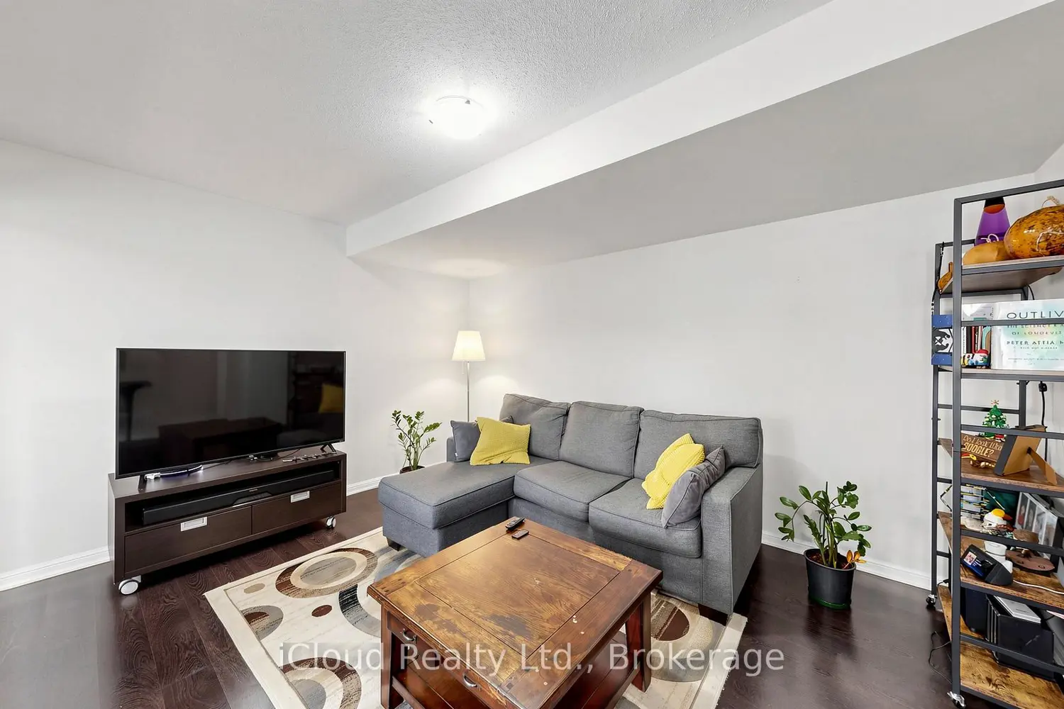 118 Baycliffe Crescent photo 2