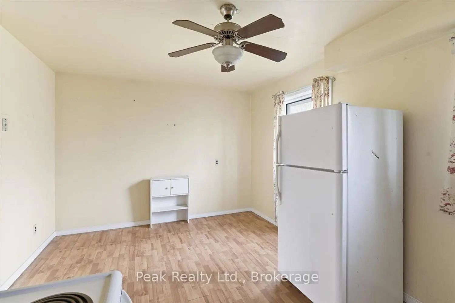 644 Perry Crescent photo 5