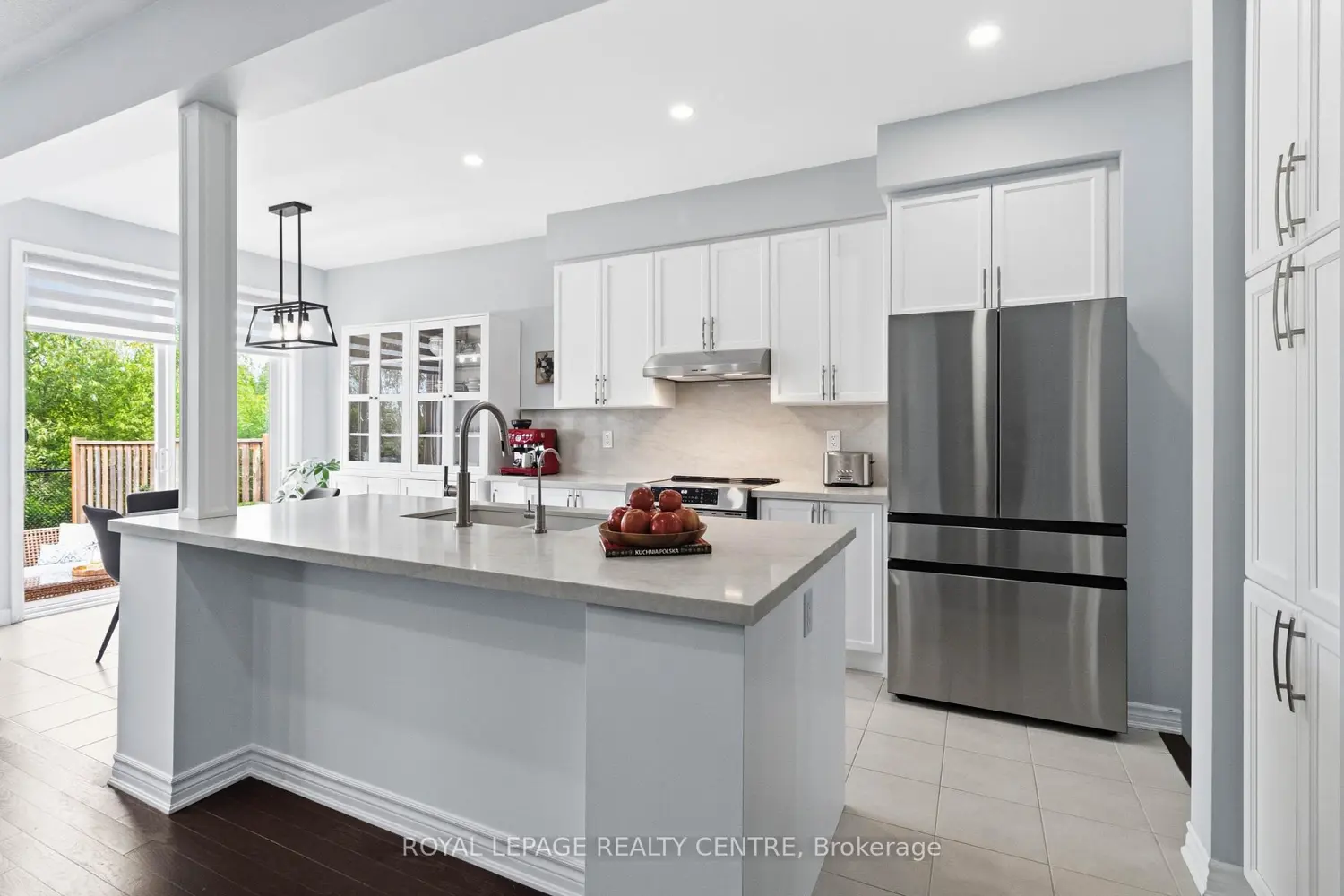 1590 Clitherow Street photo 4