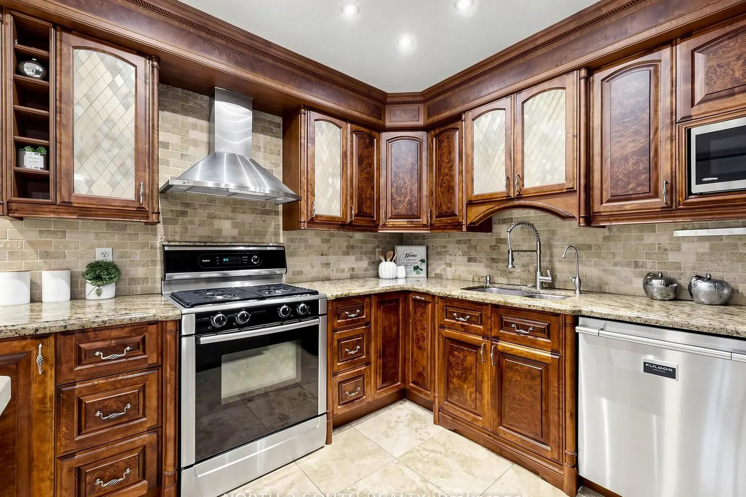 19 Roosevelt Drive photo 3