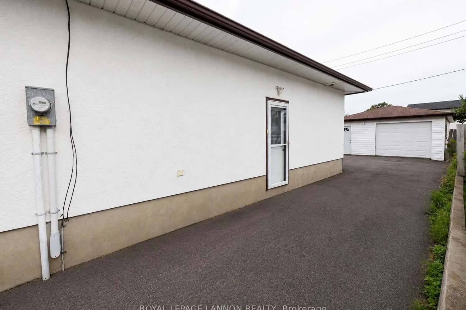 334 Lambton Cres photo 2