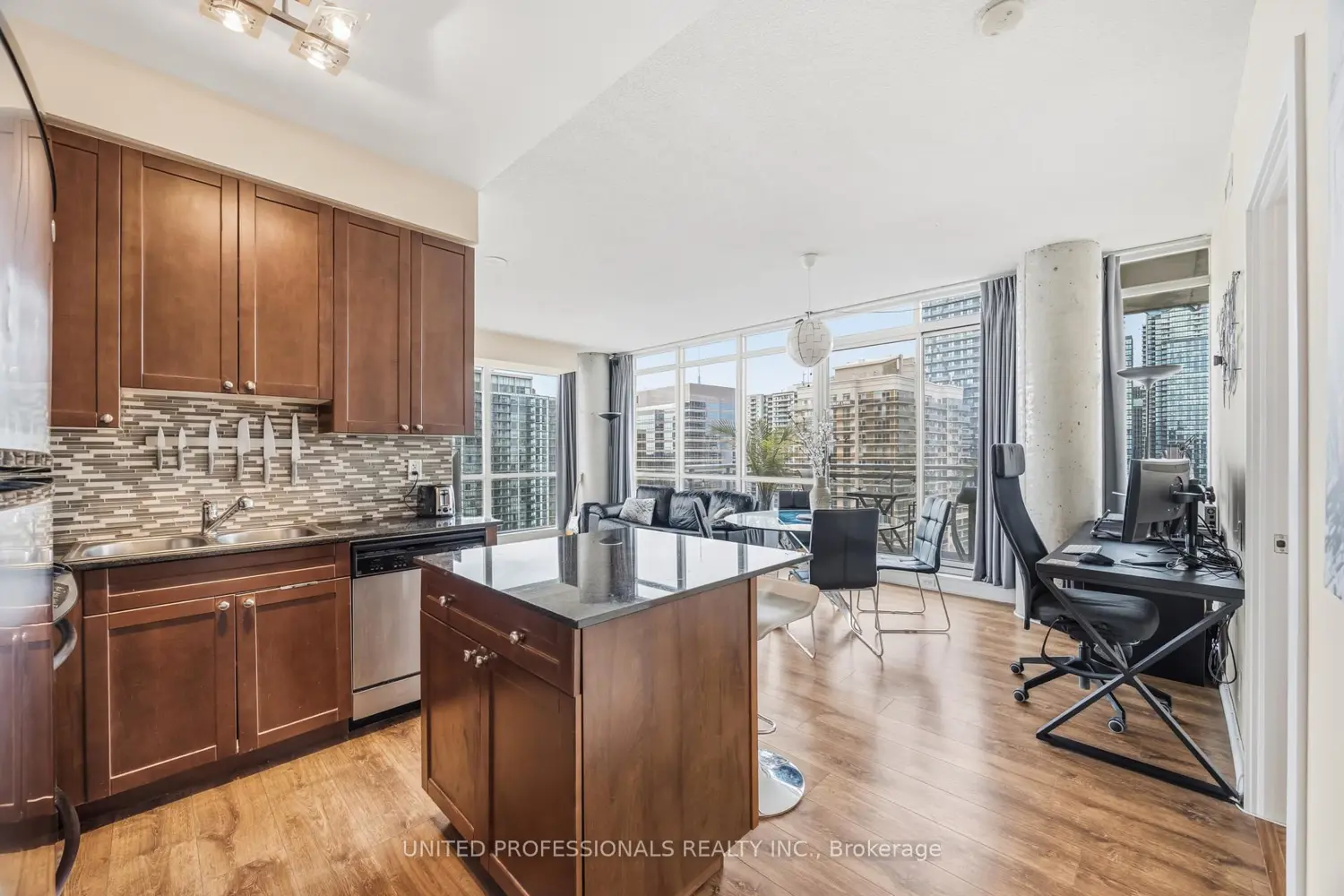 30 Canterbury Place 1507 photo 4