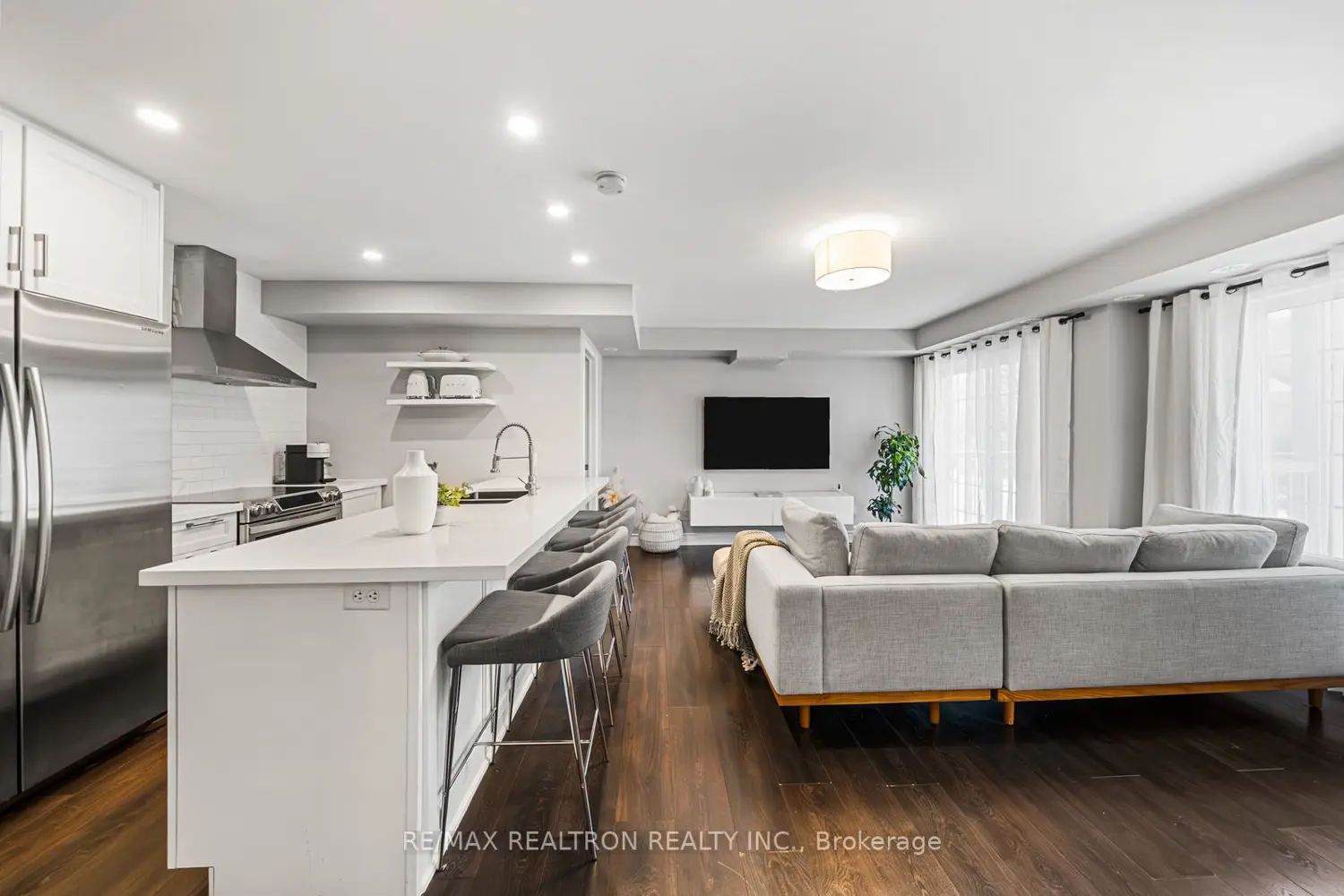 161 Isaac Devins Boulevard 5 photo 3